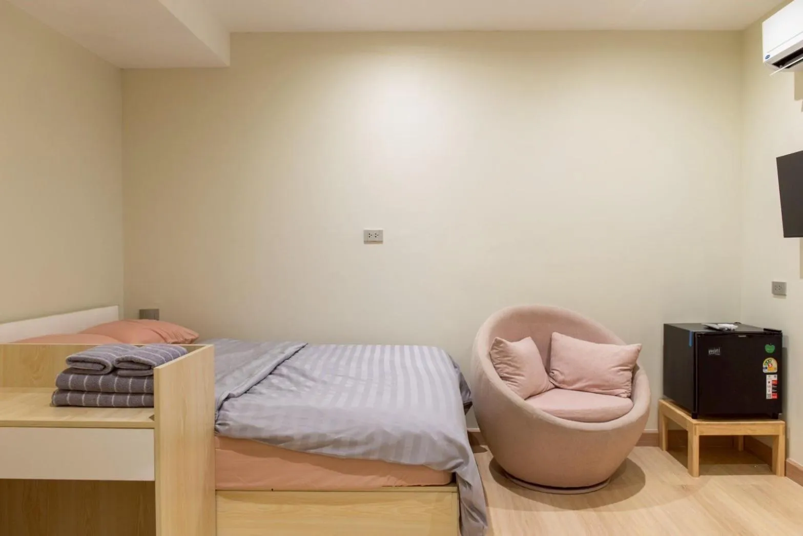 Bed in Shizuka House - 500 m walk to BTS Phrom Phong