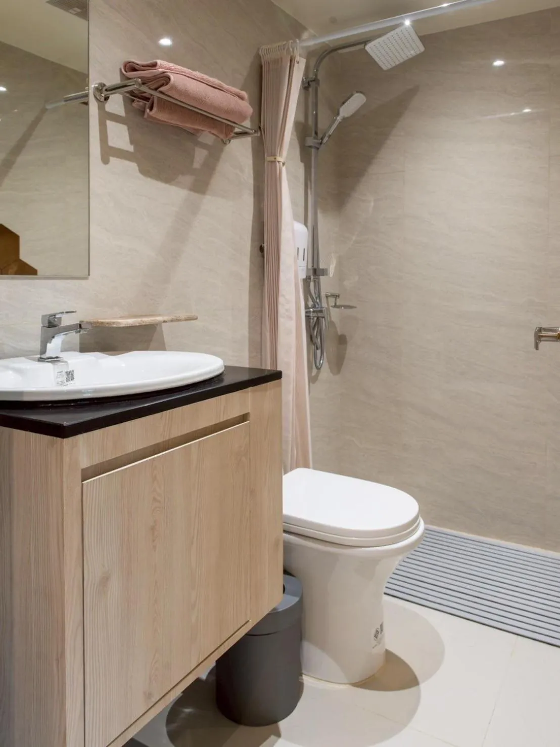 Bathroom in Shizuka House - 500 m walk to BTS Phrom Phong