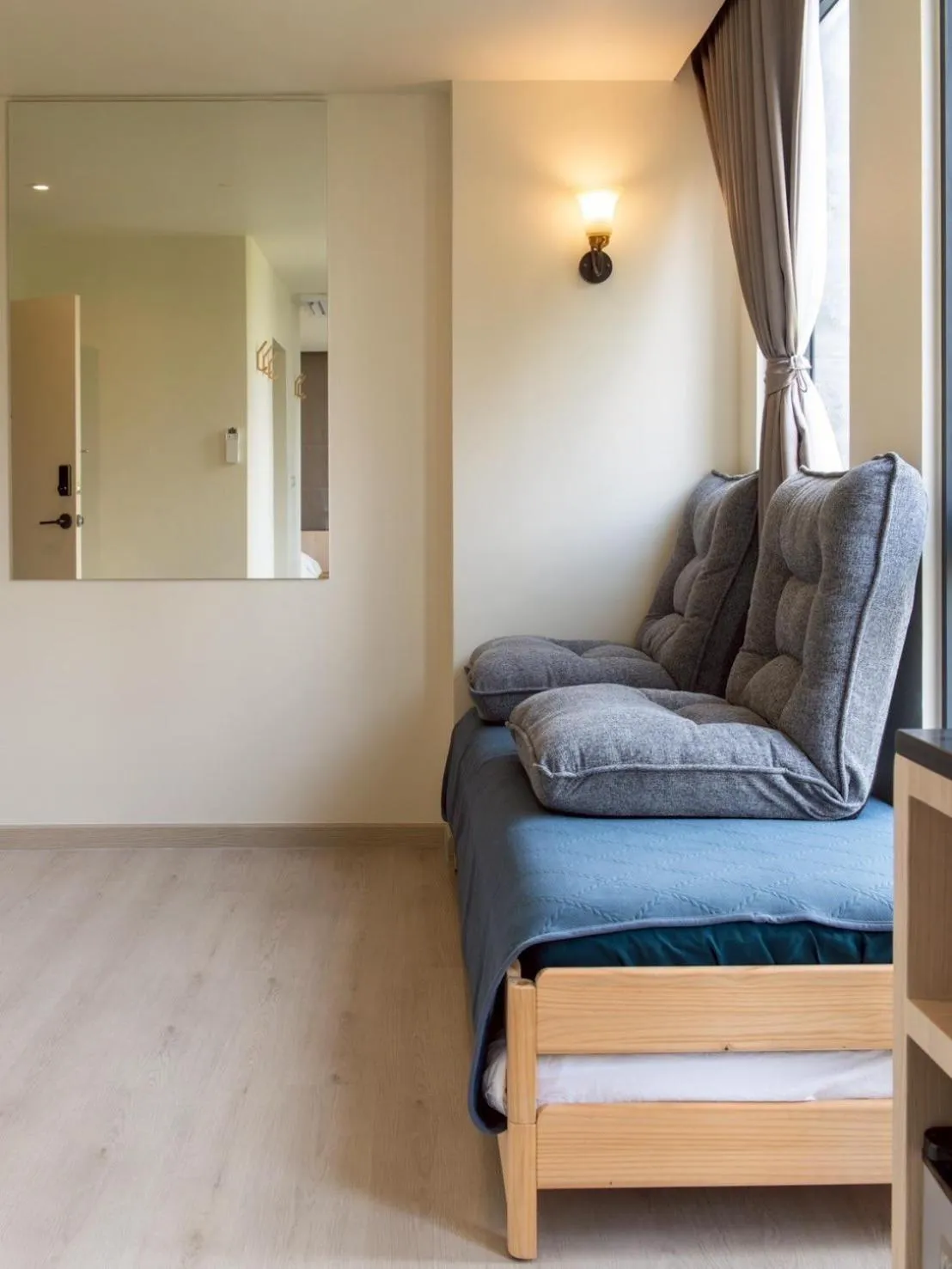 Living room in Shizuka House - 500 m walk to BTS Phrom Phong