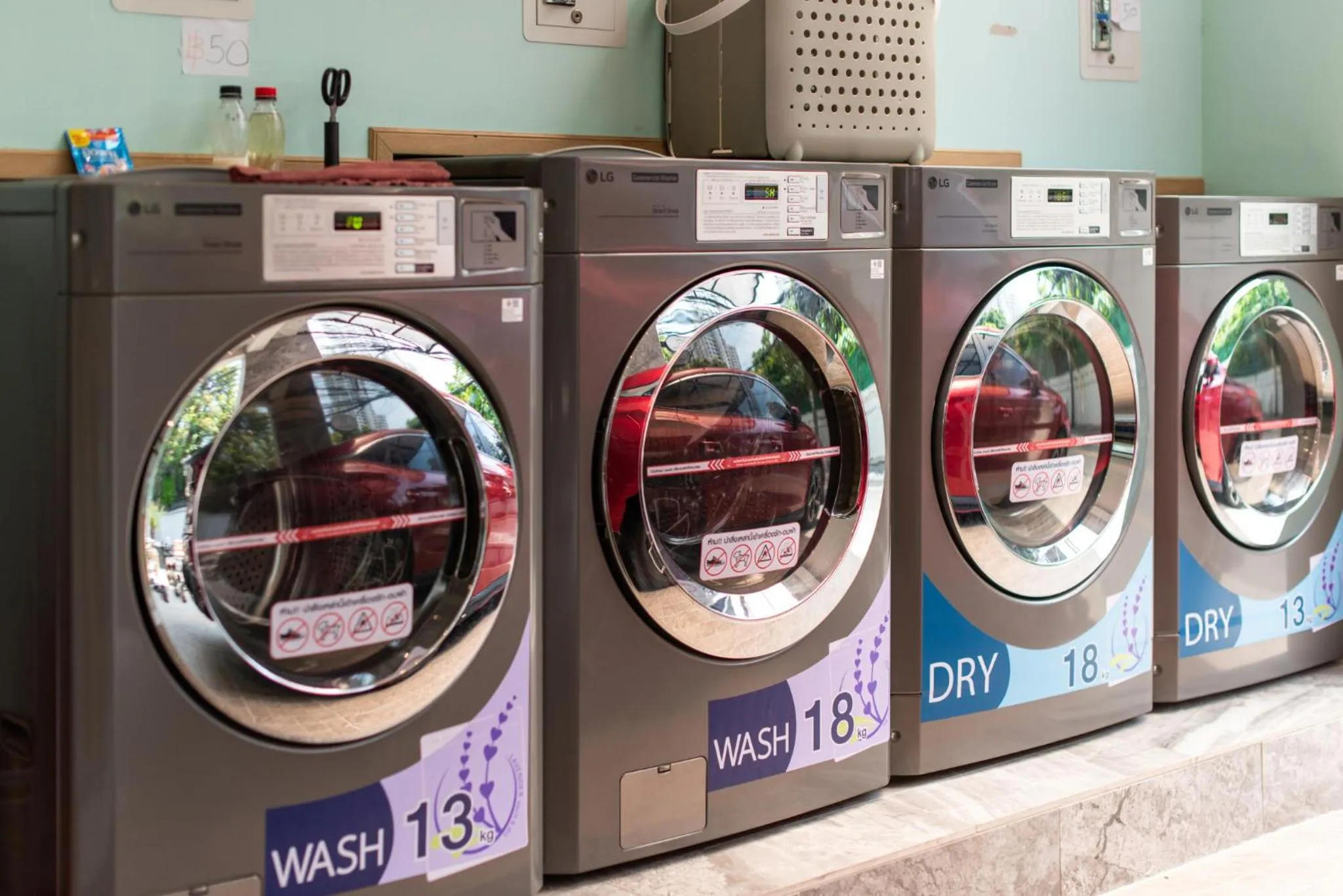 washing machine in Shizuka House - 500 m walk to BTS Phrom Phong