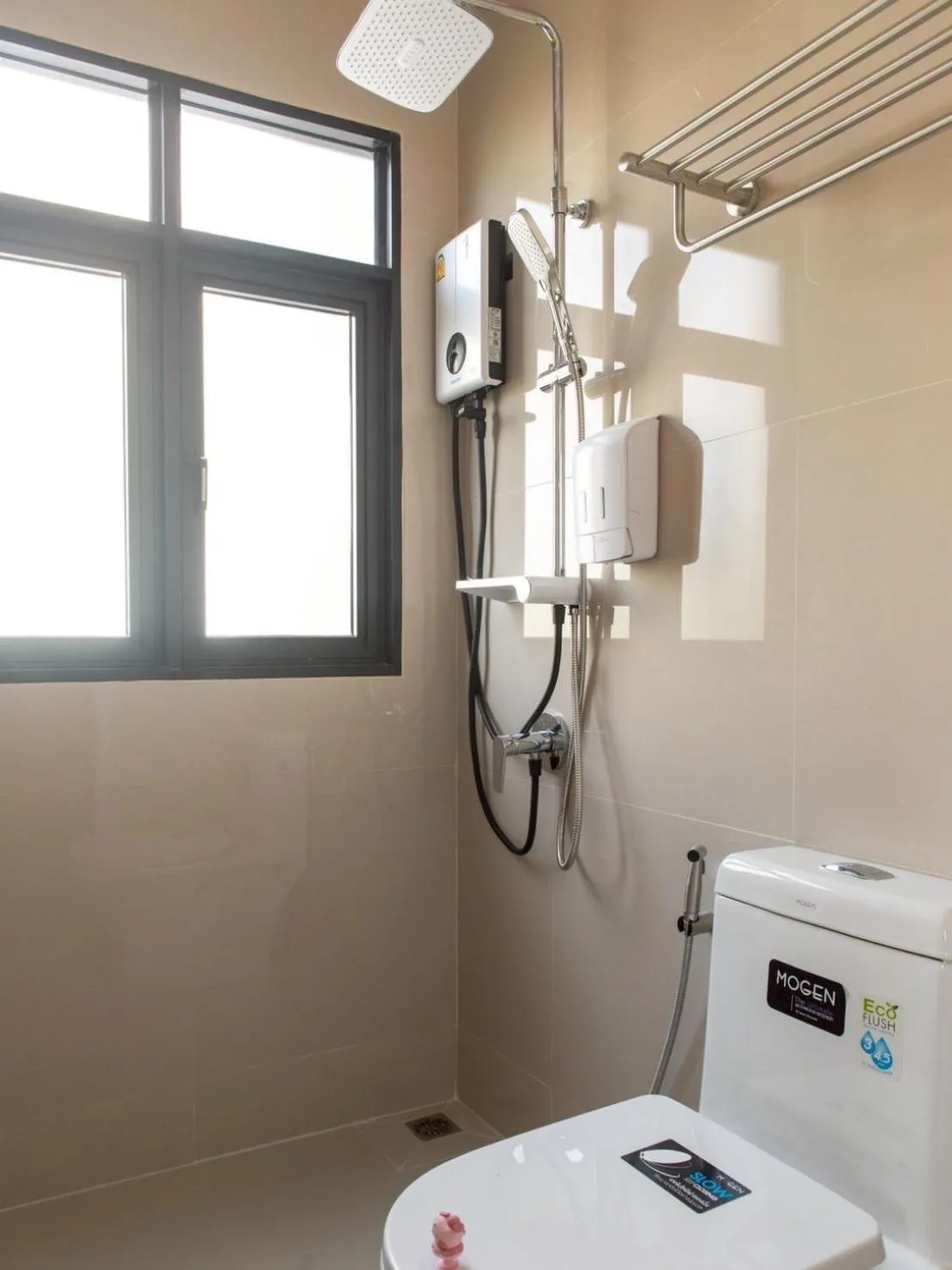 Bathroom in Shizuka House - 500 m walk to BTS Phrom Phong