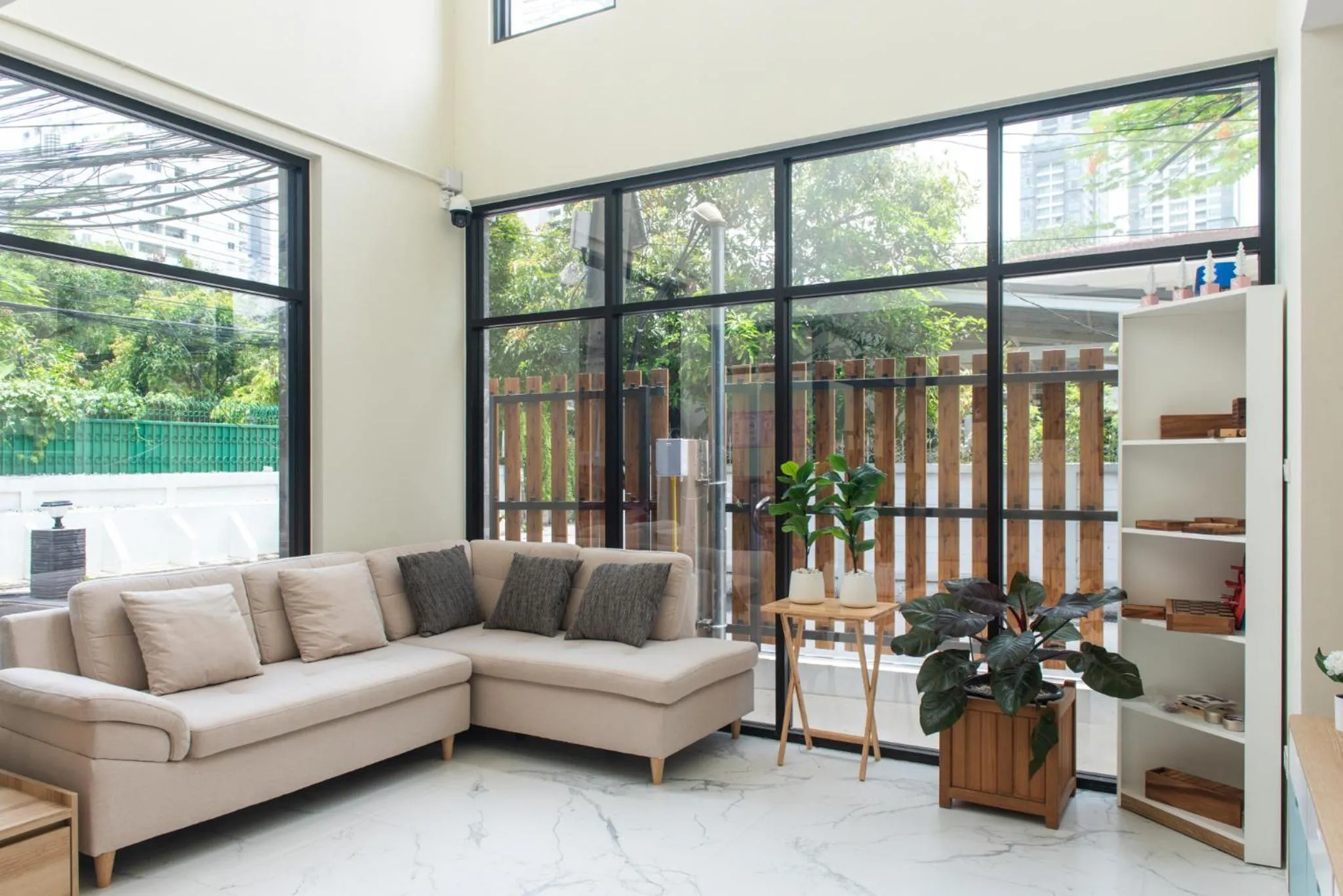 Communal lounge/ TV room in Shizuka House - 500 m walk to BTS Phrom Phong