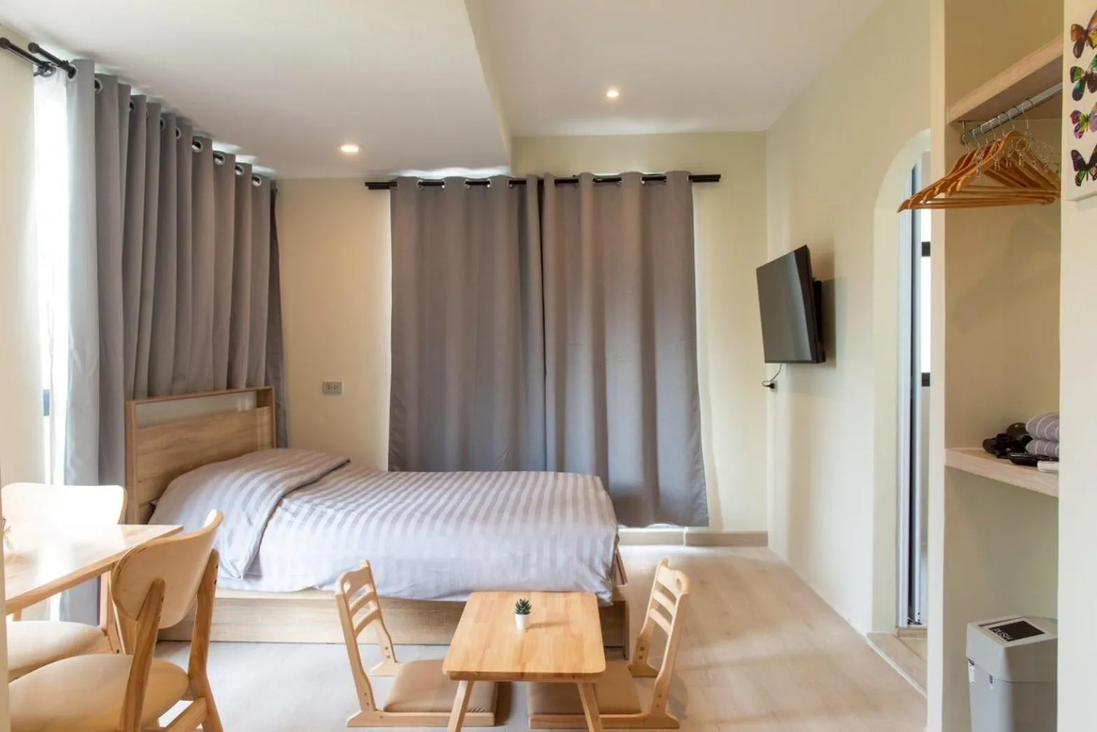 Photo of the whole room, Bed in Shizuka House - 500 m walk to BTS Phrom Phong
