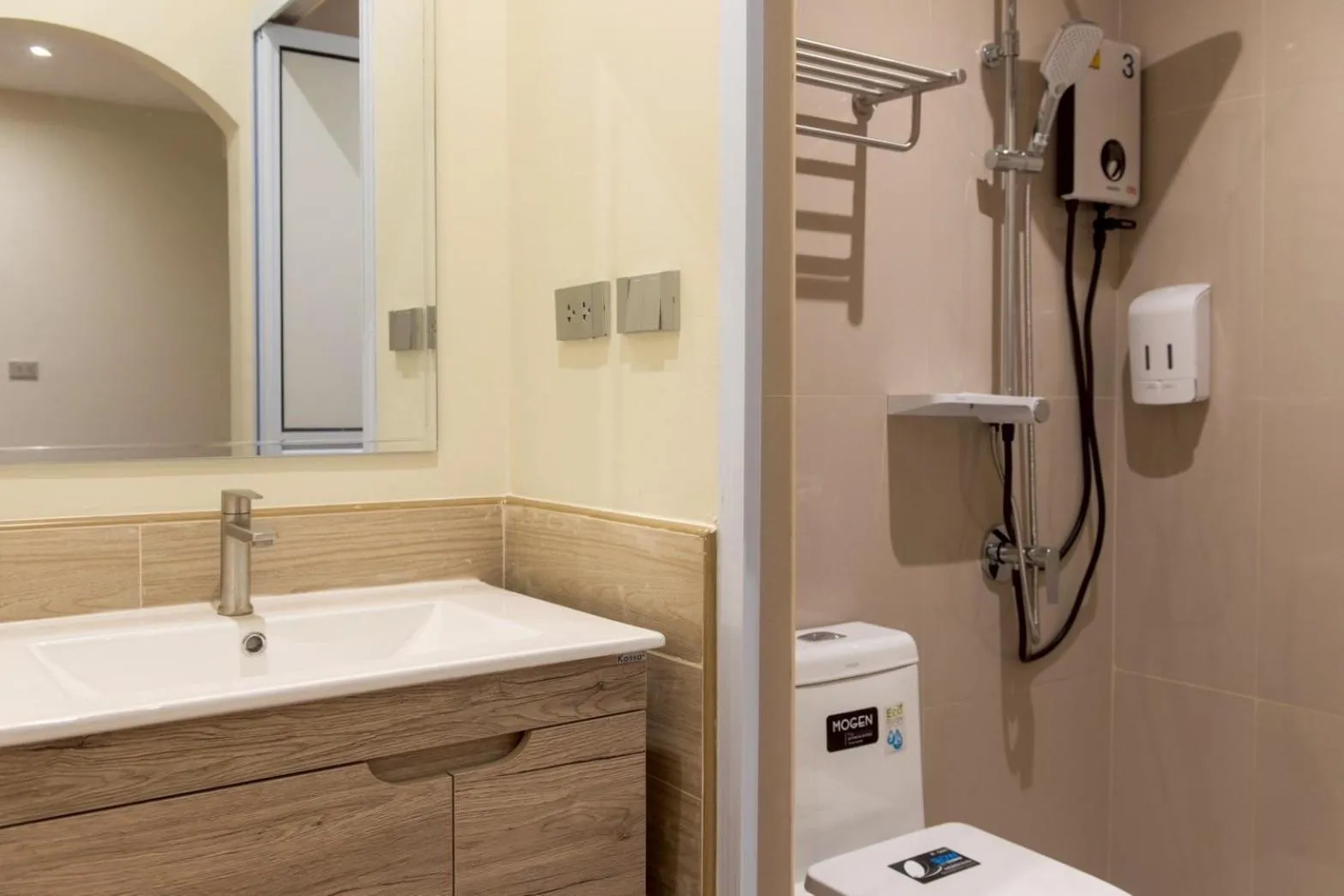 Bathroom in Shizuka House - 500 m walk to BTS Phrom Phong