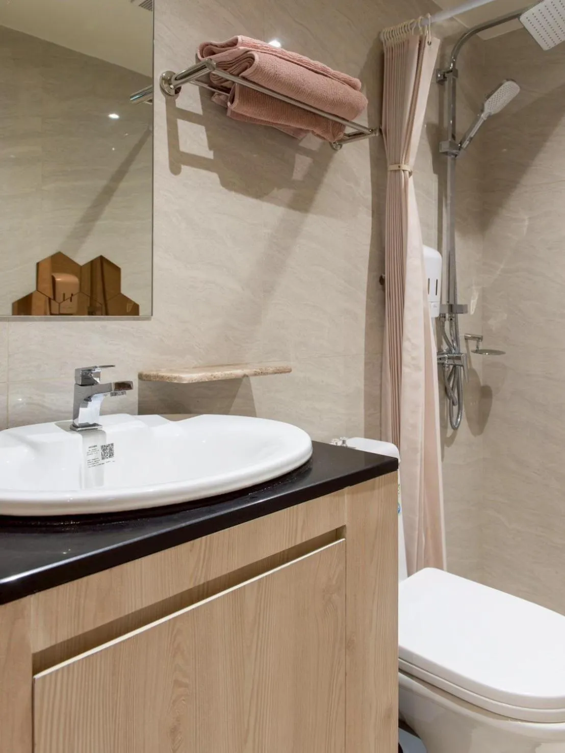 Bathroom in Shizuka House - 500 m walk to BTS Phrom Phong