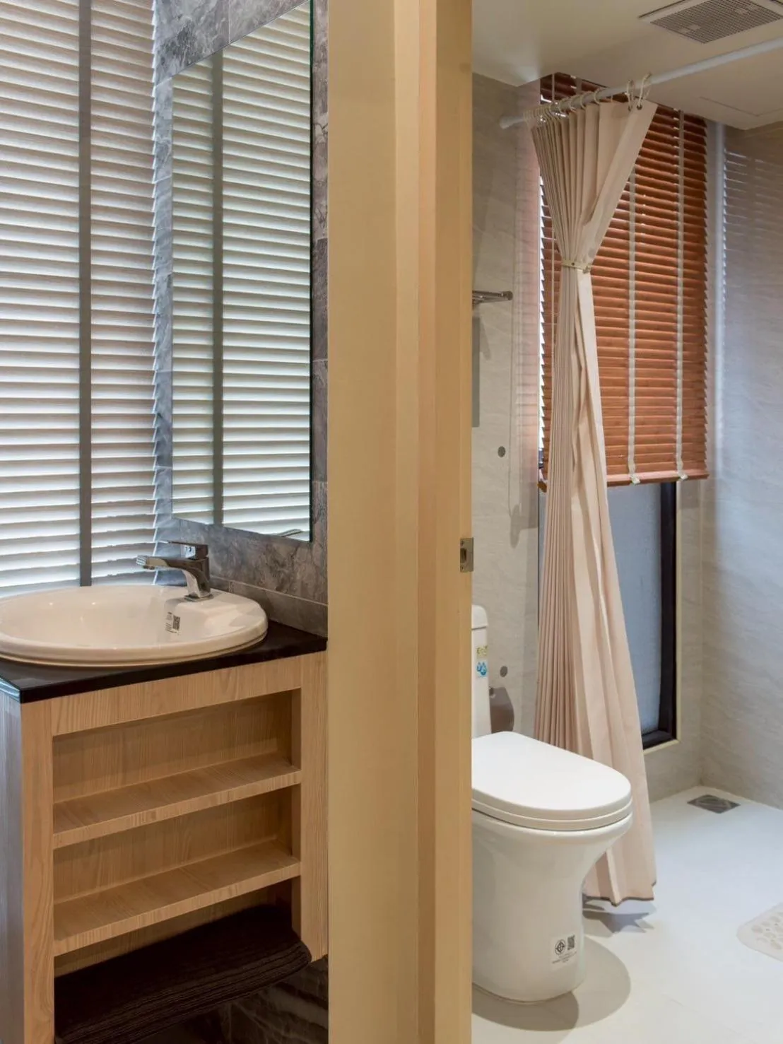 Bathroom in Shizuka House - 500 m walk to BTS Phrom Phong