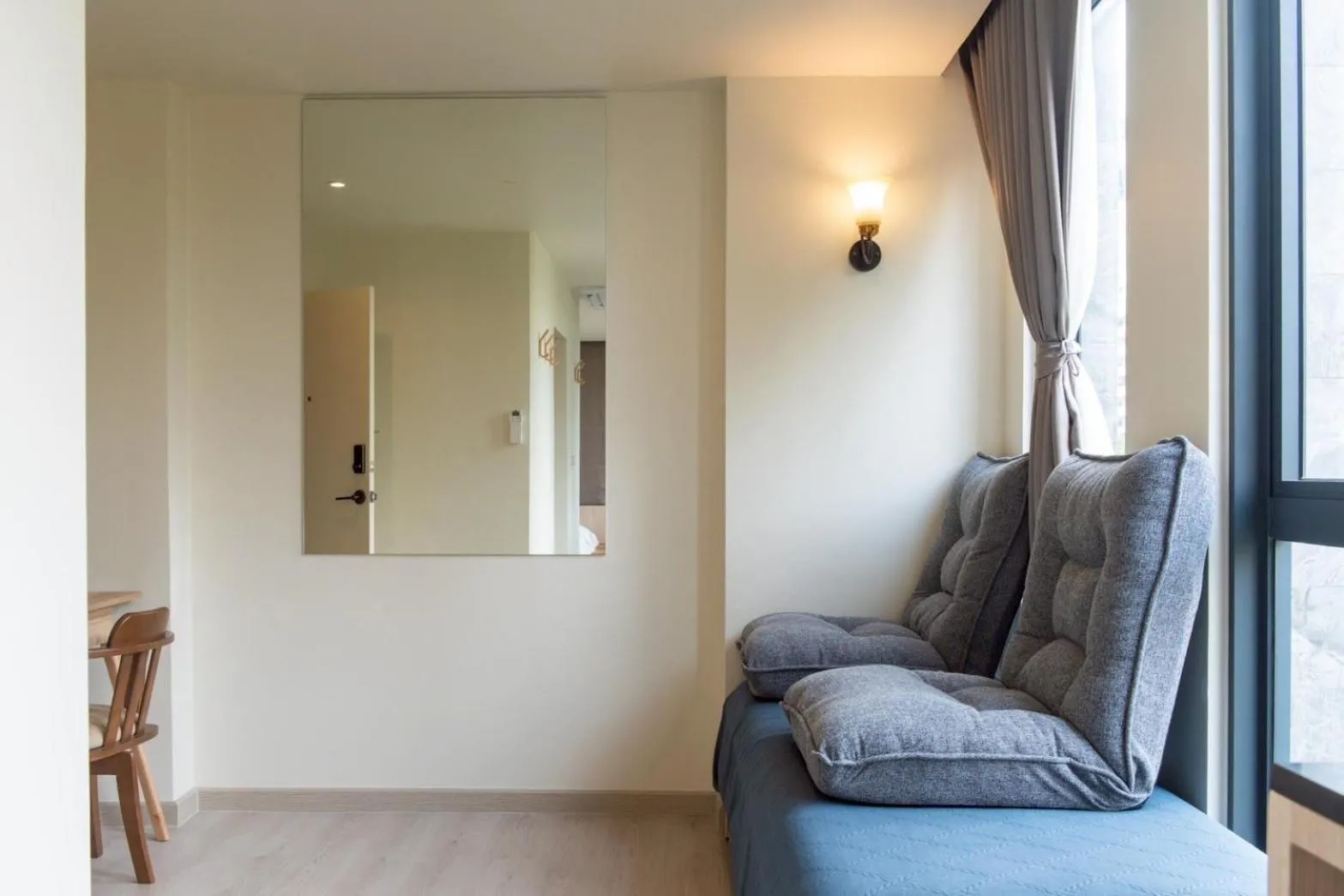 Living room in Shizuka House - 500 m walk to BTS Phrom Phong