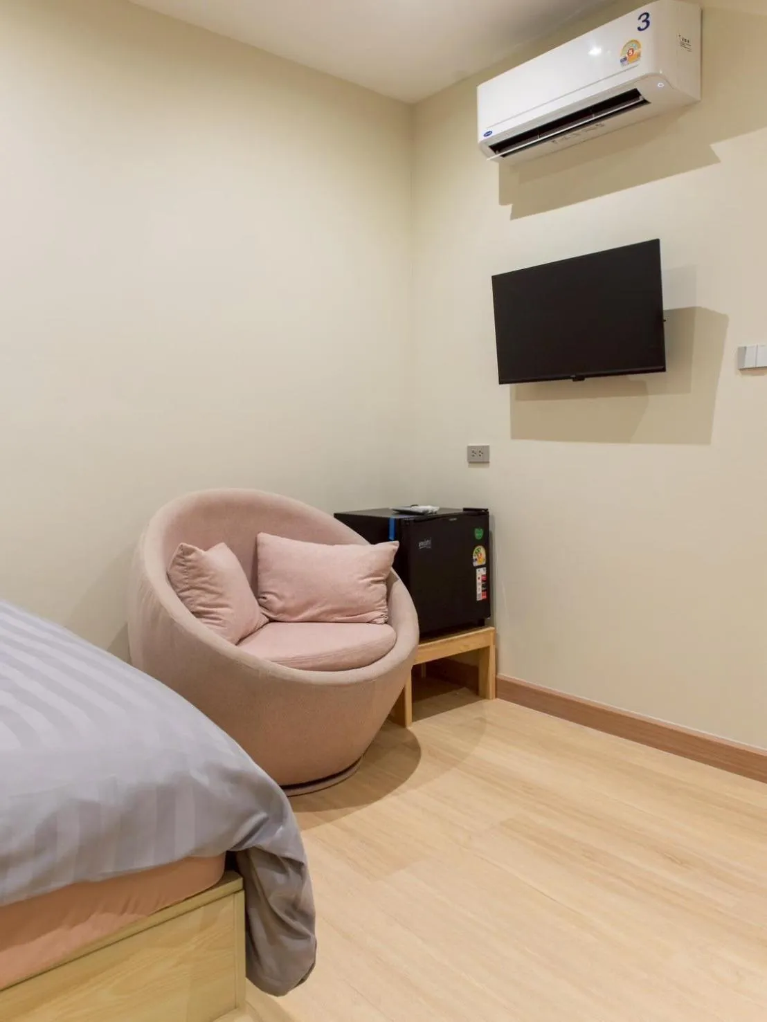 Photo of the whole room, Bed in Shizuka House - 500 m walk to BTS Phrom Phong
