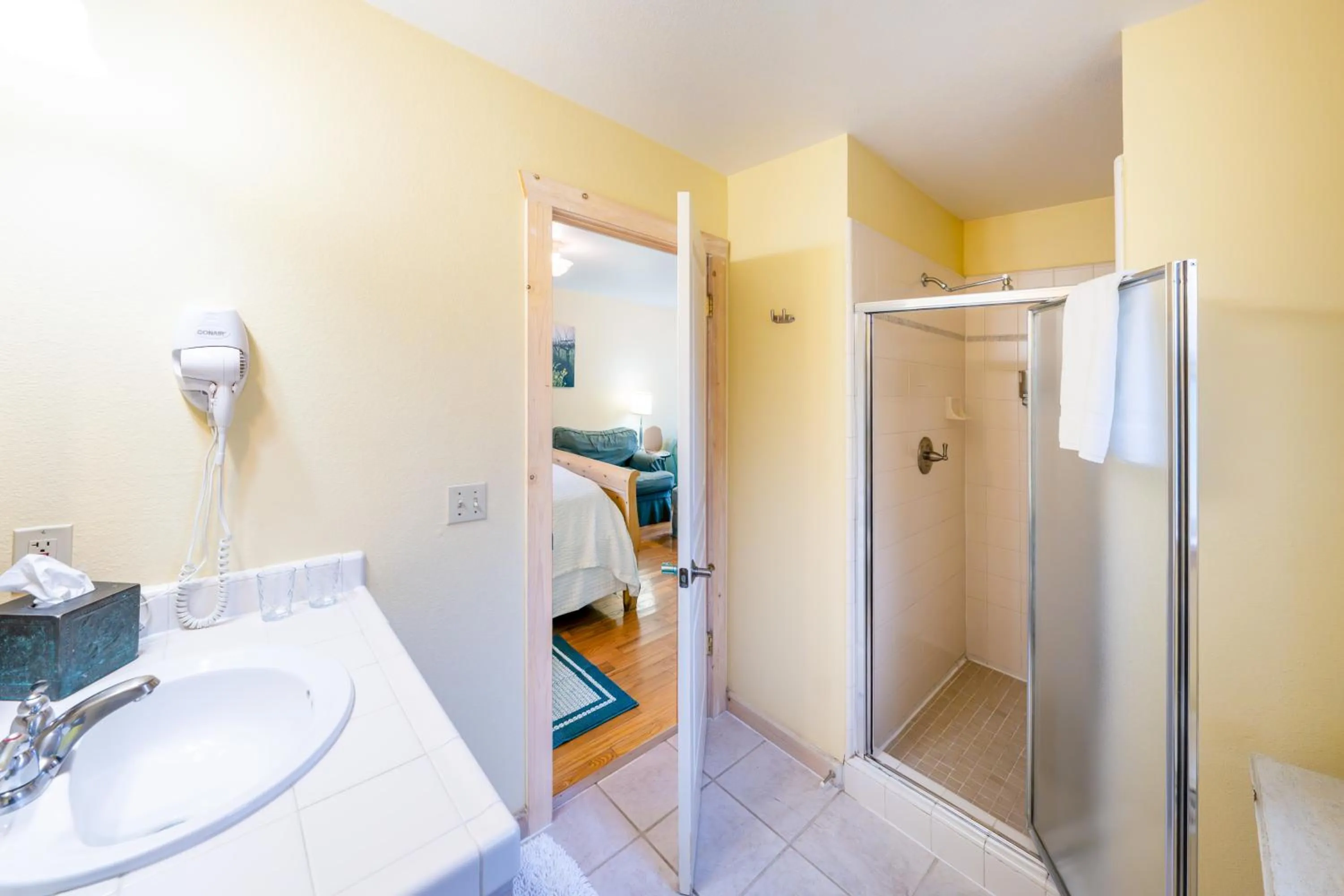 Bathroom, Bed in Aurora Park Cottages