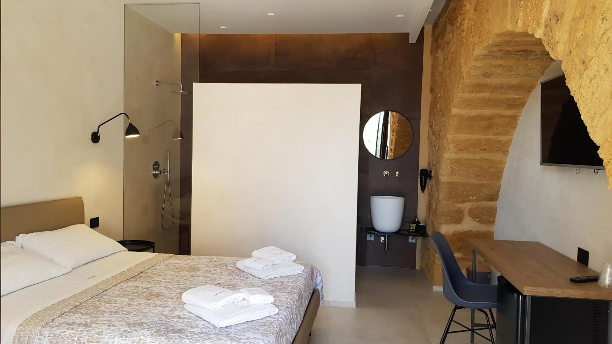 Bed in Villa Lekythos