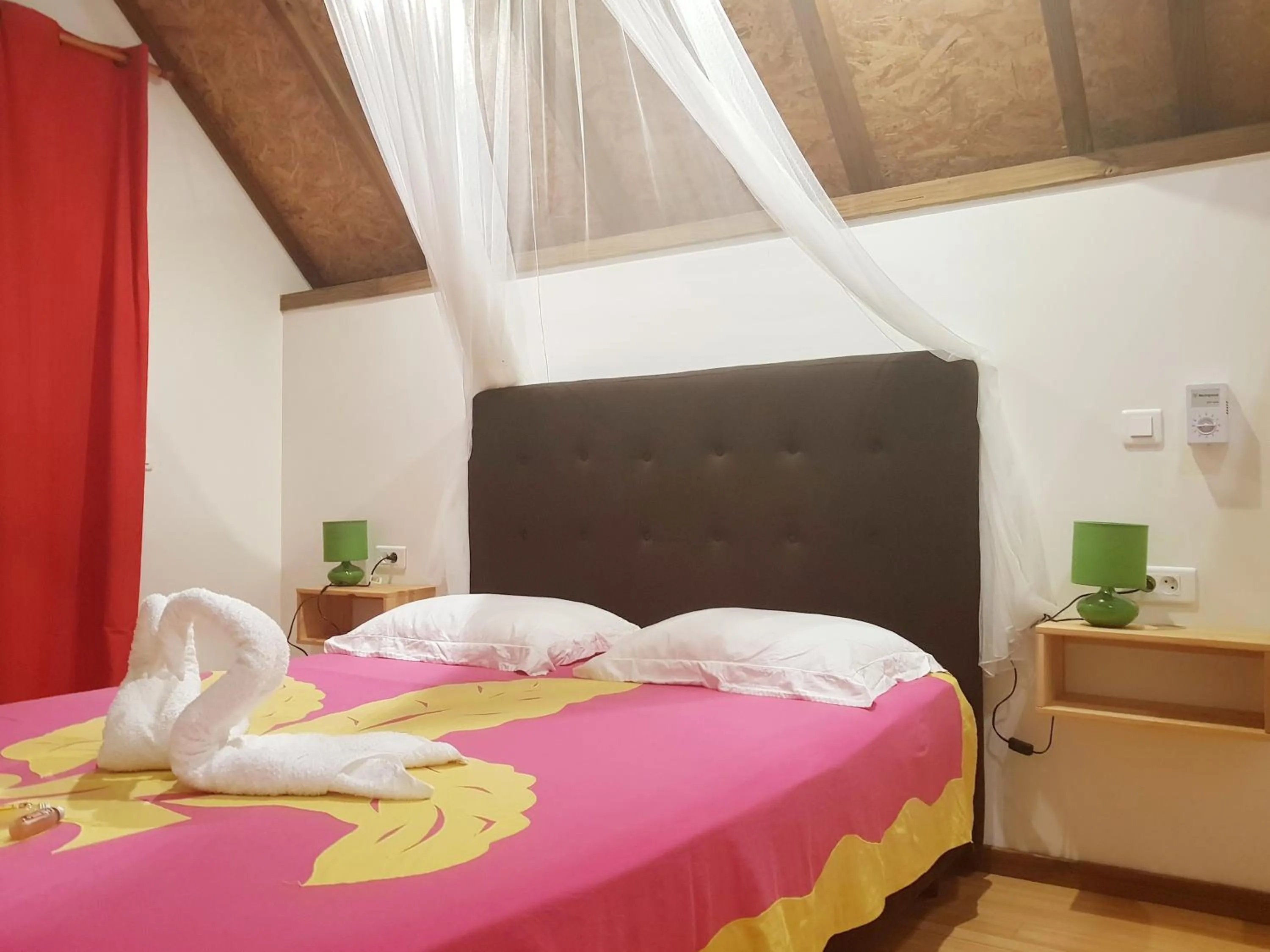 Photo of the whole room, Bed in Pension Les Trois Cascades