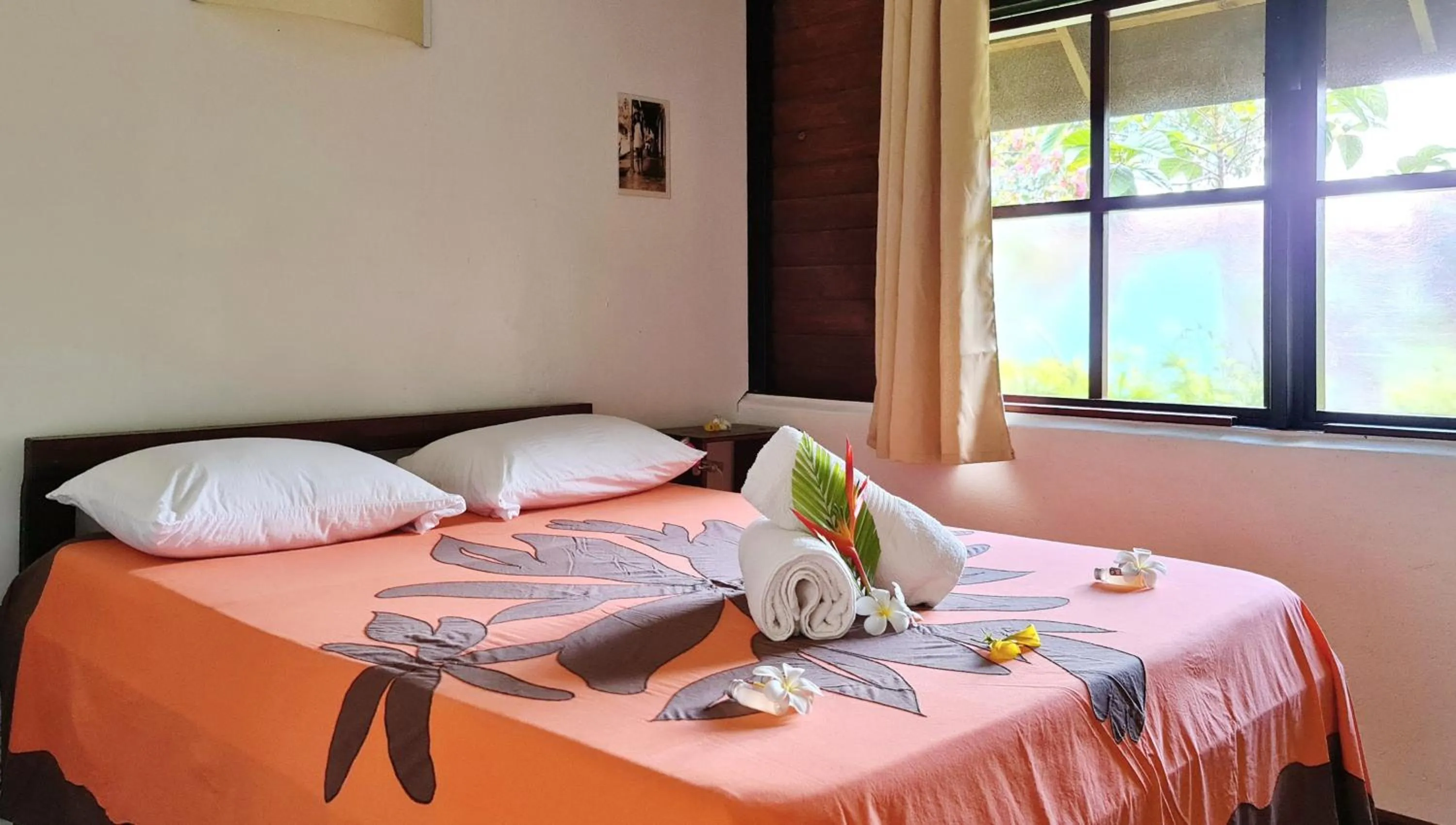 Photo of the whole room, Bed in Pension Les Trois Cascades