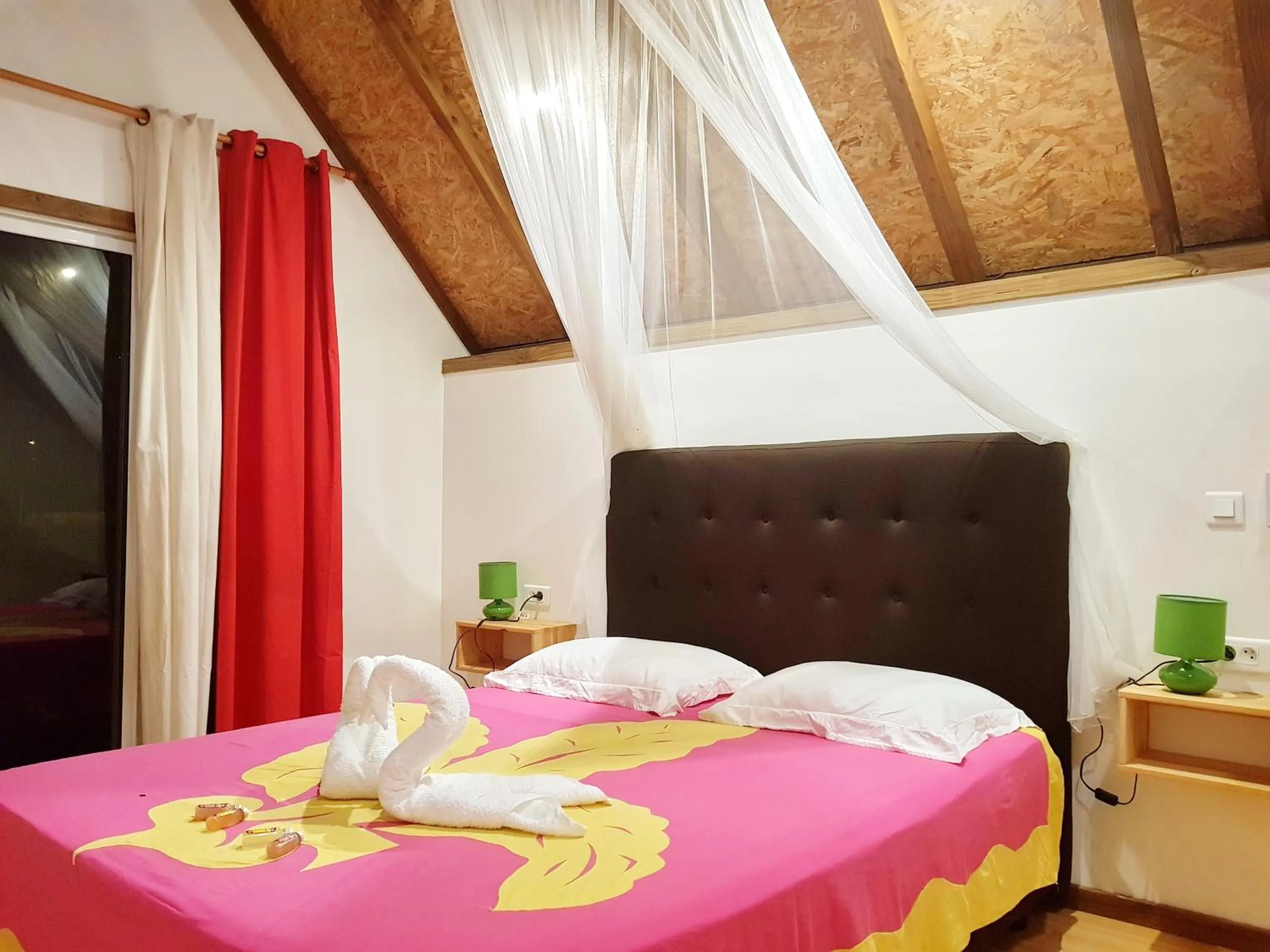 Photo of the whole room, Bed in Pension Les Trois Cascades