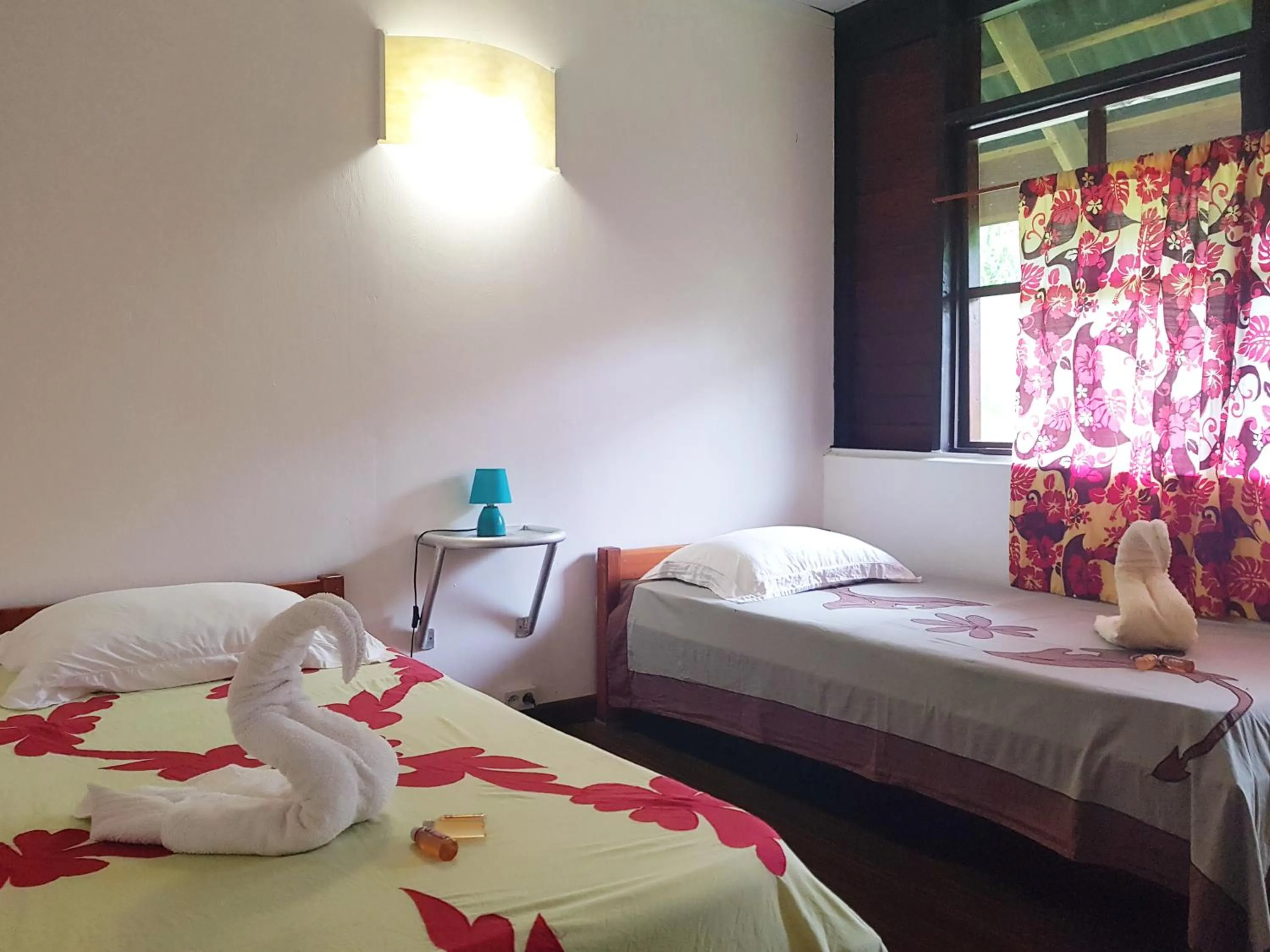 Photo of the whole room, Bed in Pension Les Trois Cascades