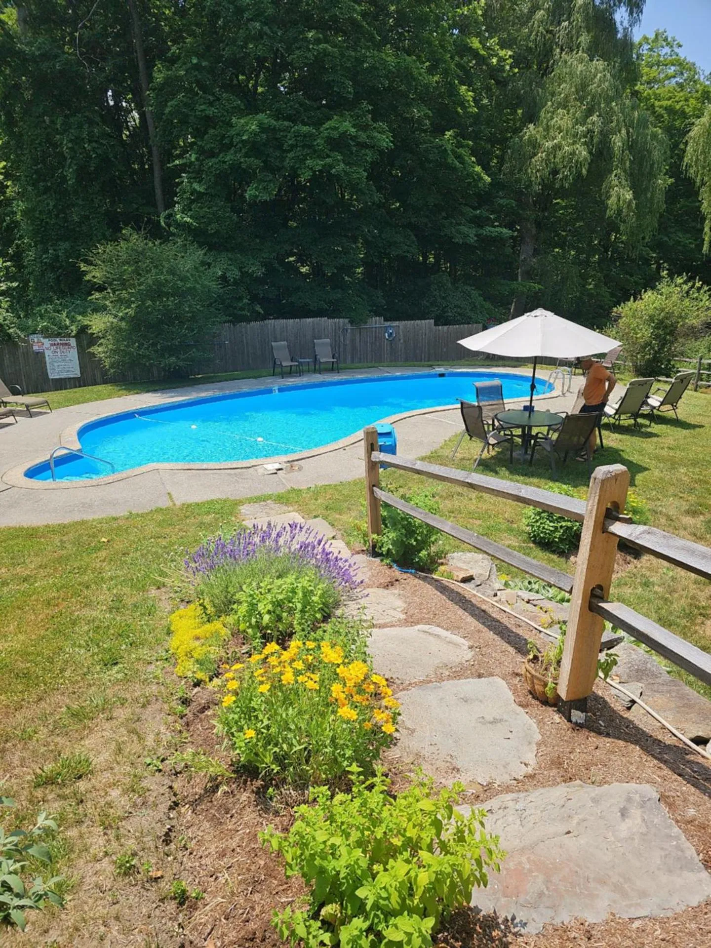 Swimming pool in Cornwall Inn