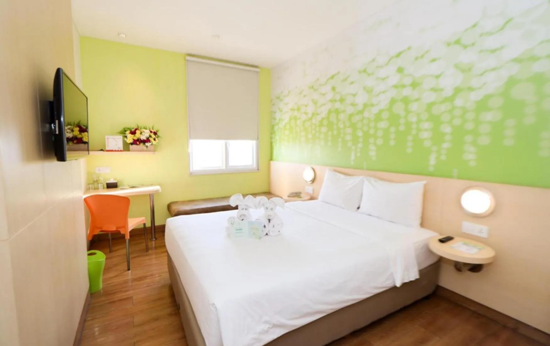 Bed in Zest Jemursari by Swiss-Belhotel International