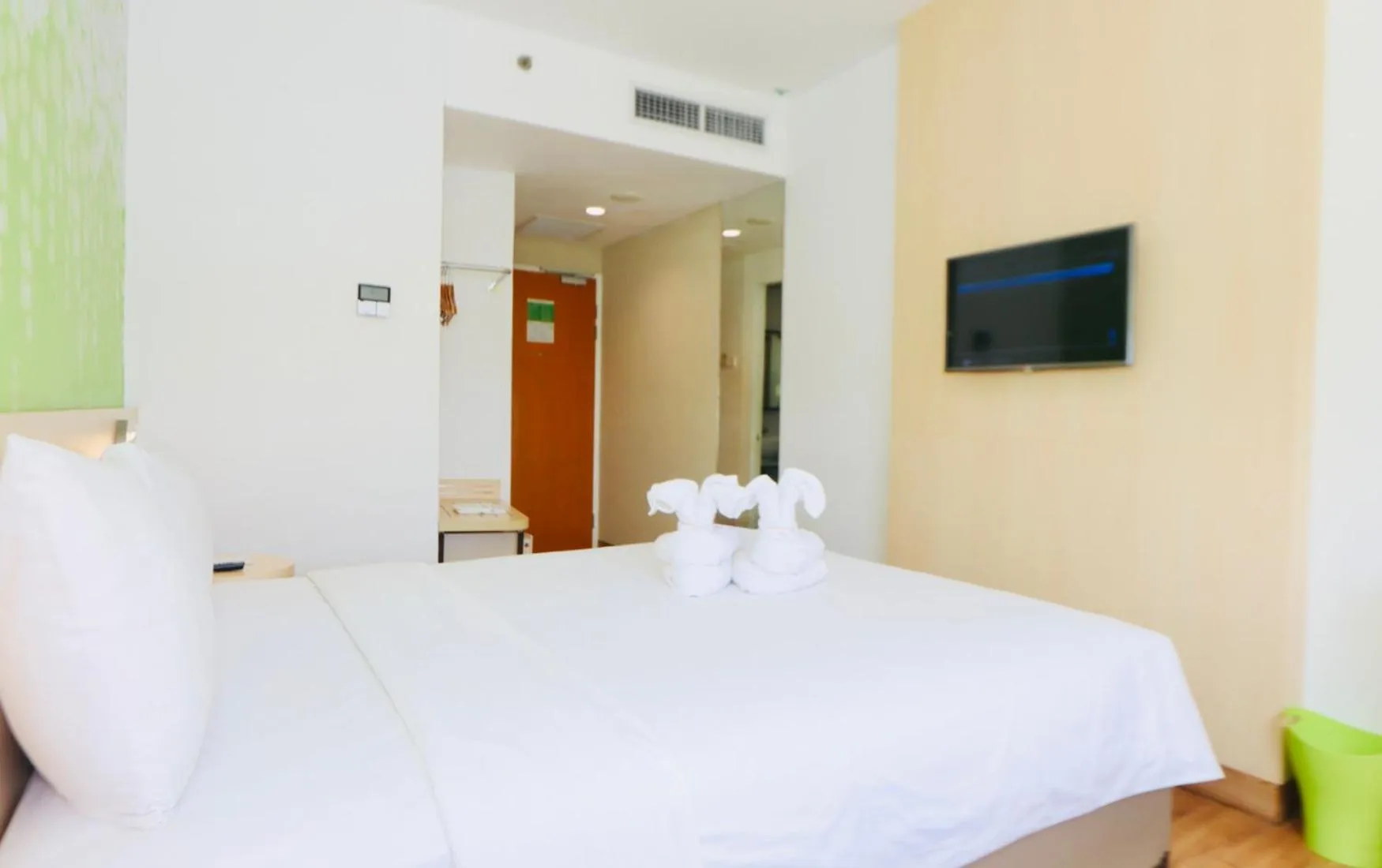 Bed in Zest Jemursari by Swiss-Belhotel International