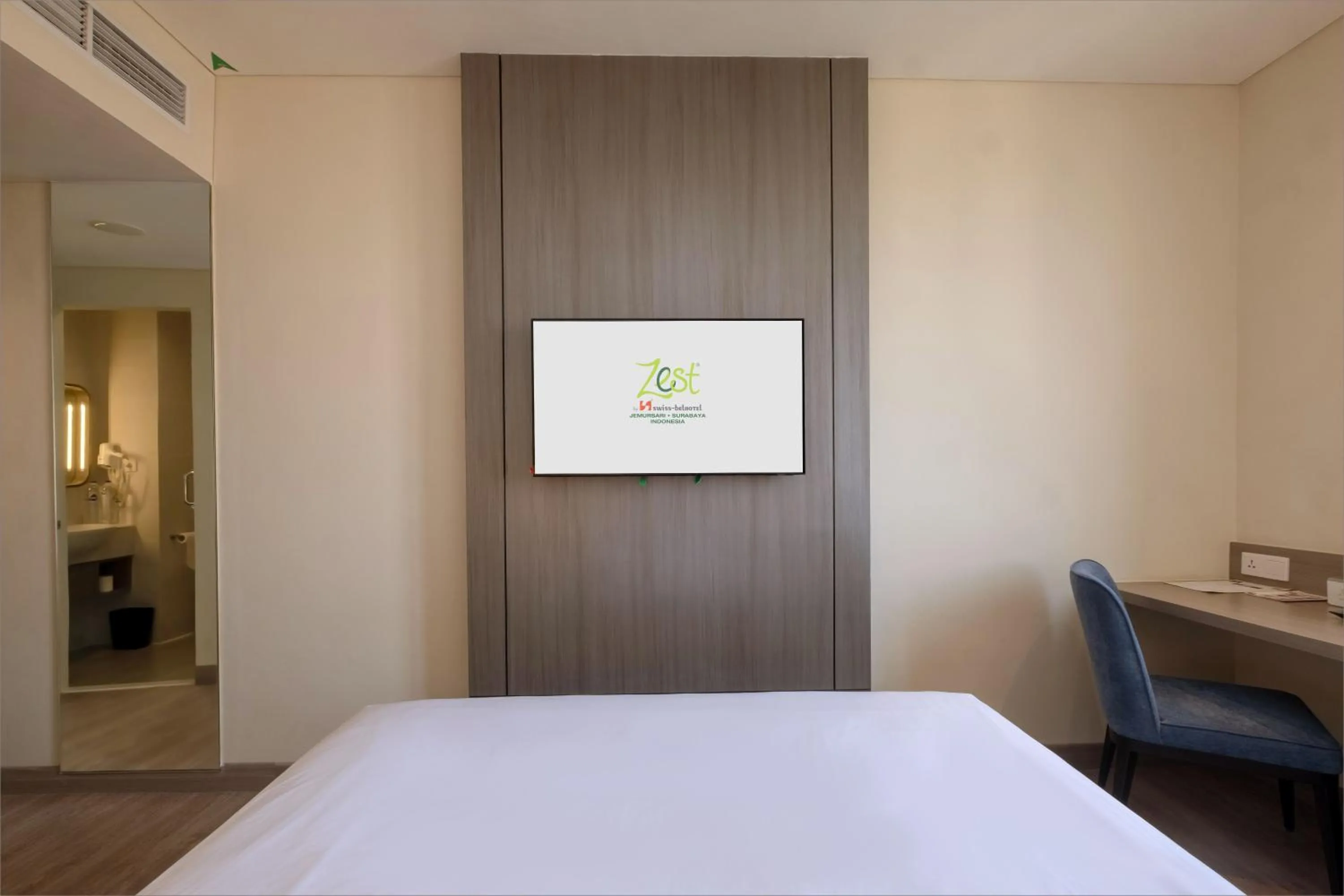Bed in Zest Jemursari by Swiss-Belhotel International