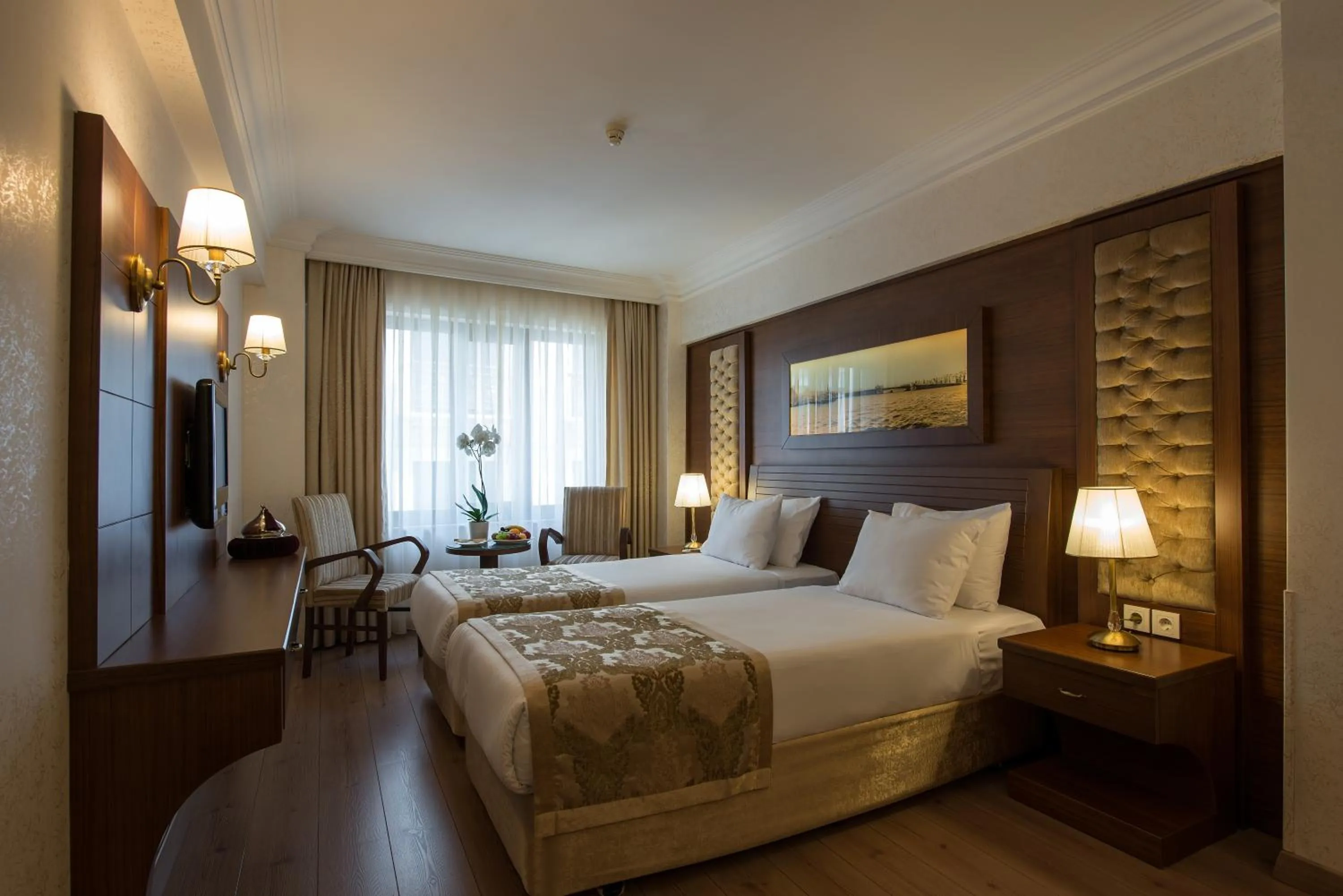 Photo of the whole room, Bed in Hotel Yigitalp Istanbul