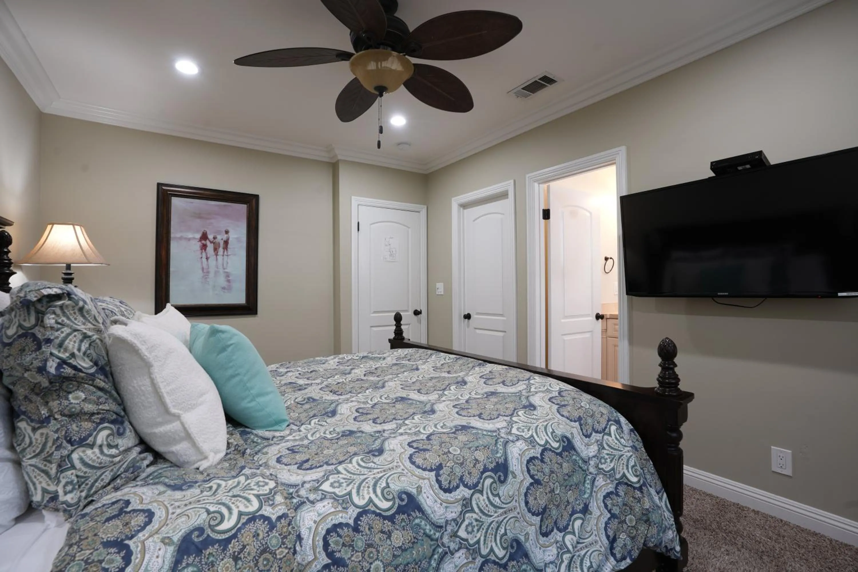 Highly Upgraded, 5 Bed, 45 ba, New Pool w/Jacuzzi, 1/2 mile walk to Disney