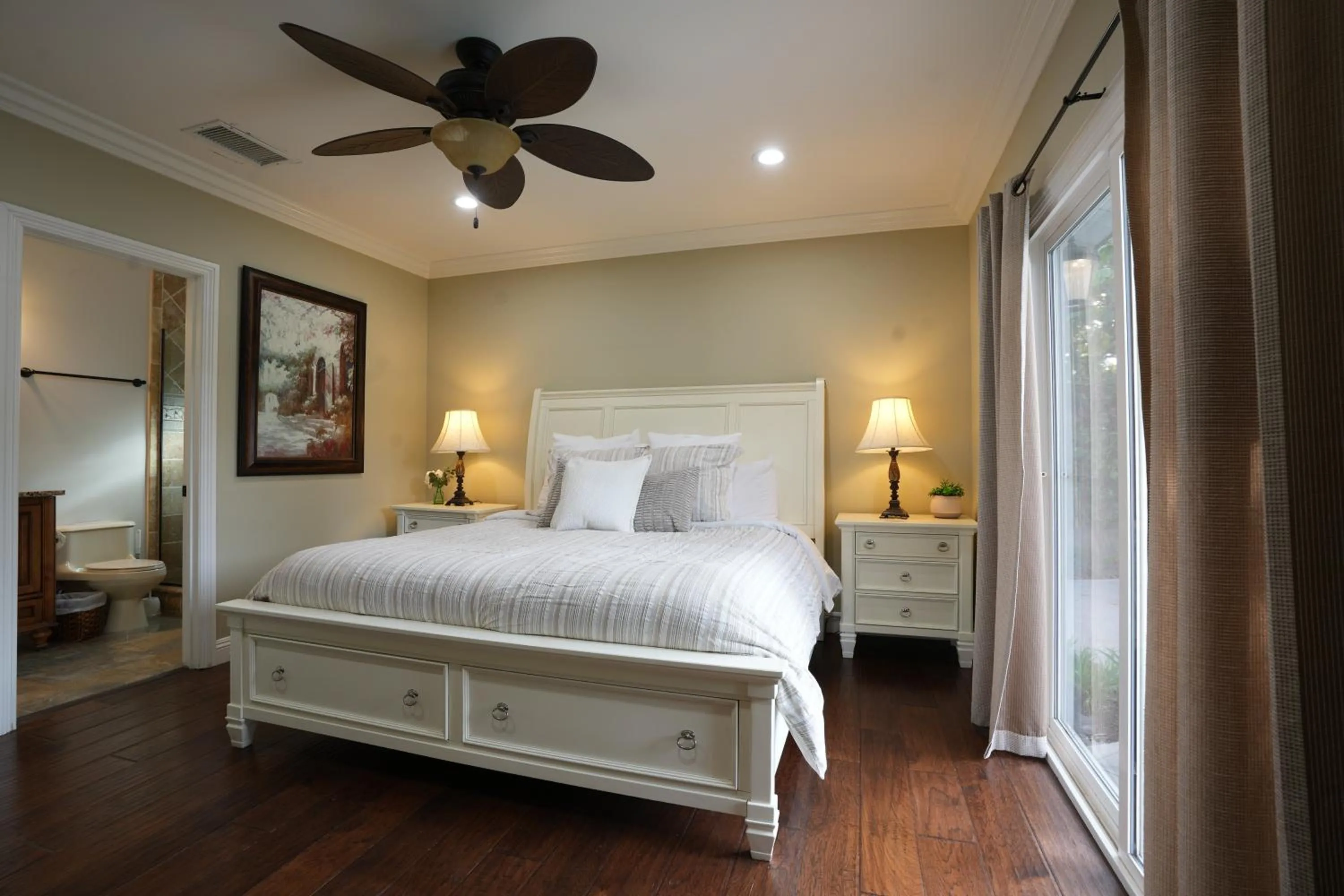 Highly Upgraded, 5 Bed, 45 ba, New Pool w/Jacuzzi, 1/2 mile walk to Disney