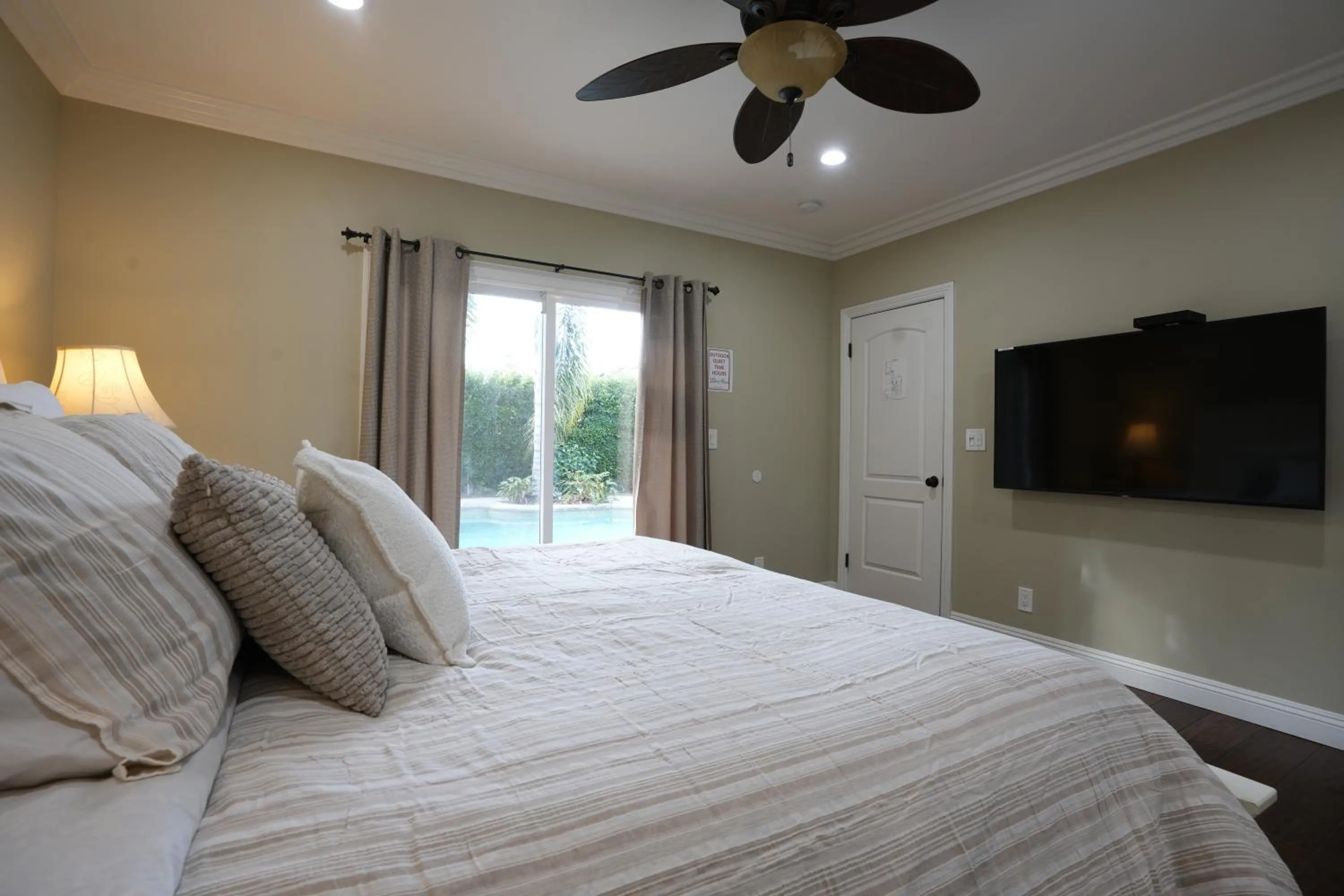 Highly Upgraded, 5 Bed, 45 ba, New Pool w/Jacuzzi, 1/2 mile walk to Disney