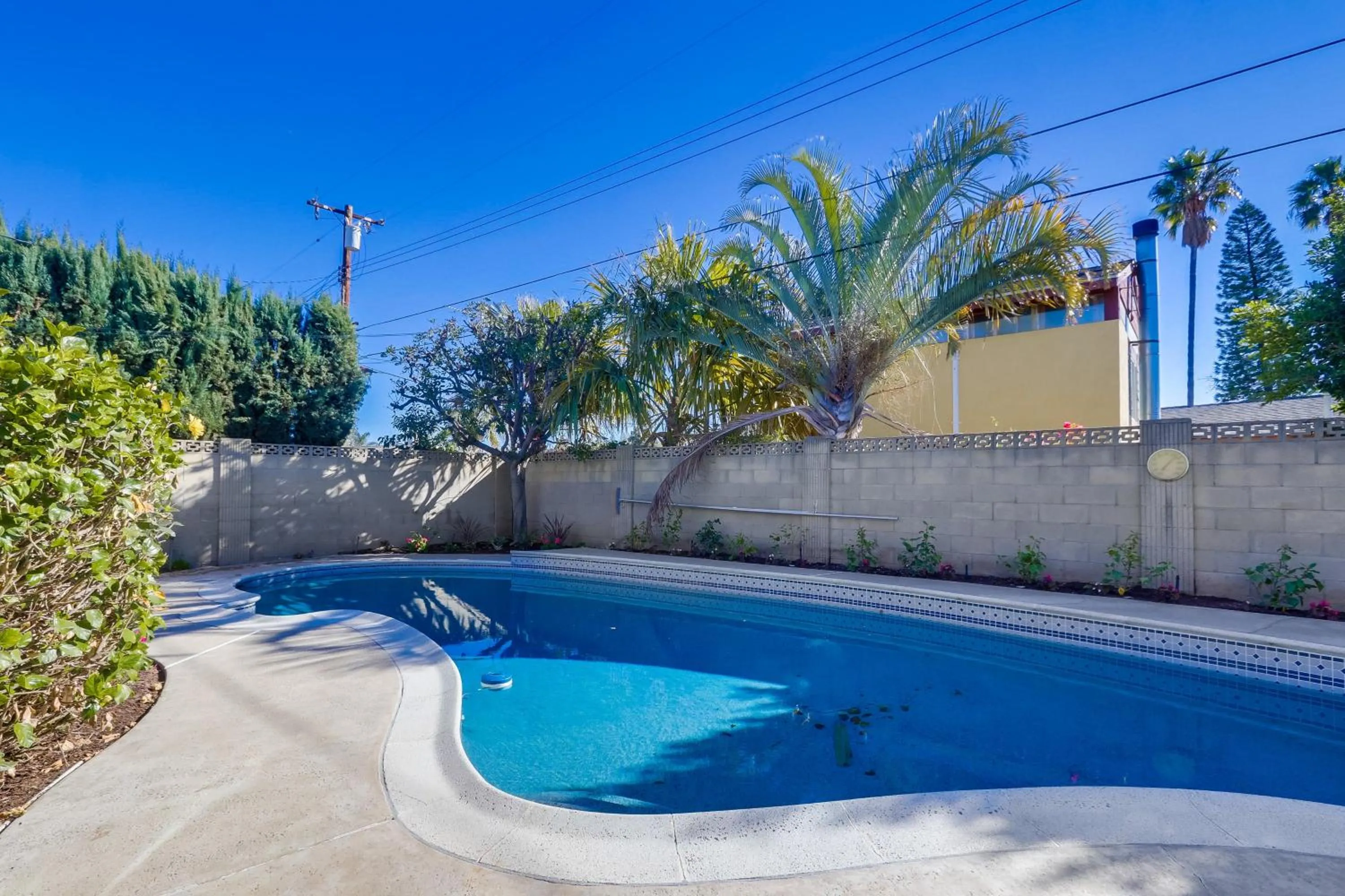 Gorgeous Upgraded 5 Bedroom & 3 Bath Home with pool