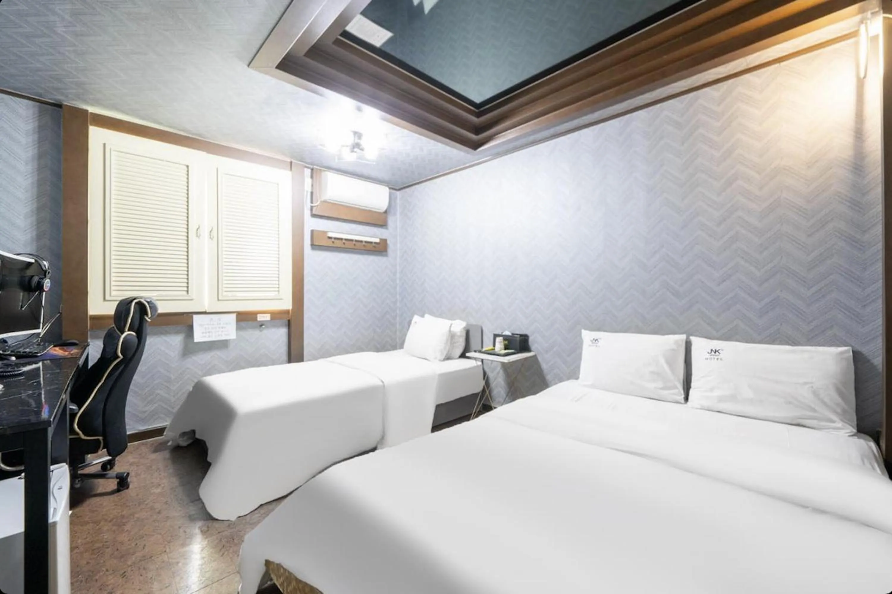 Bed in Daejeon Yongmun JNK Classic Hotel