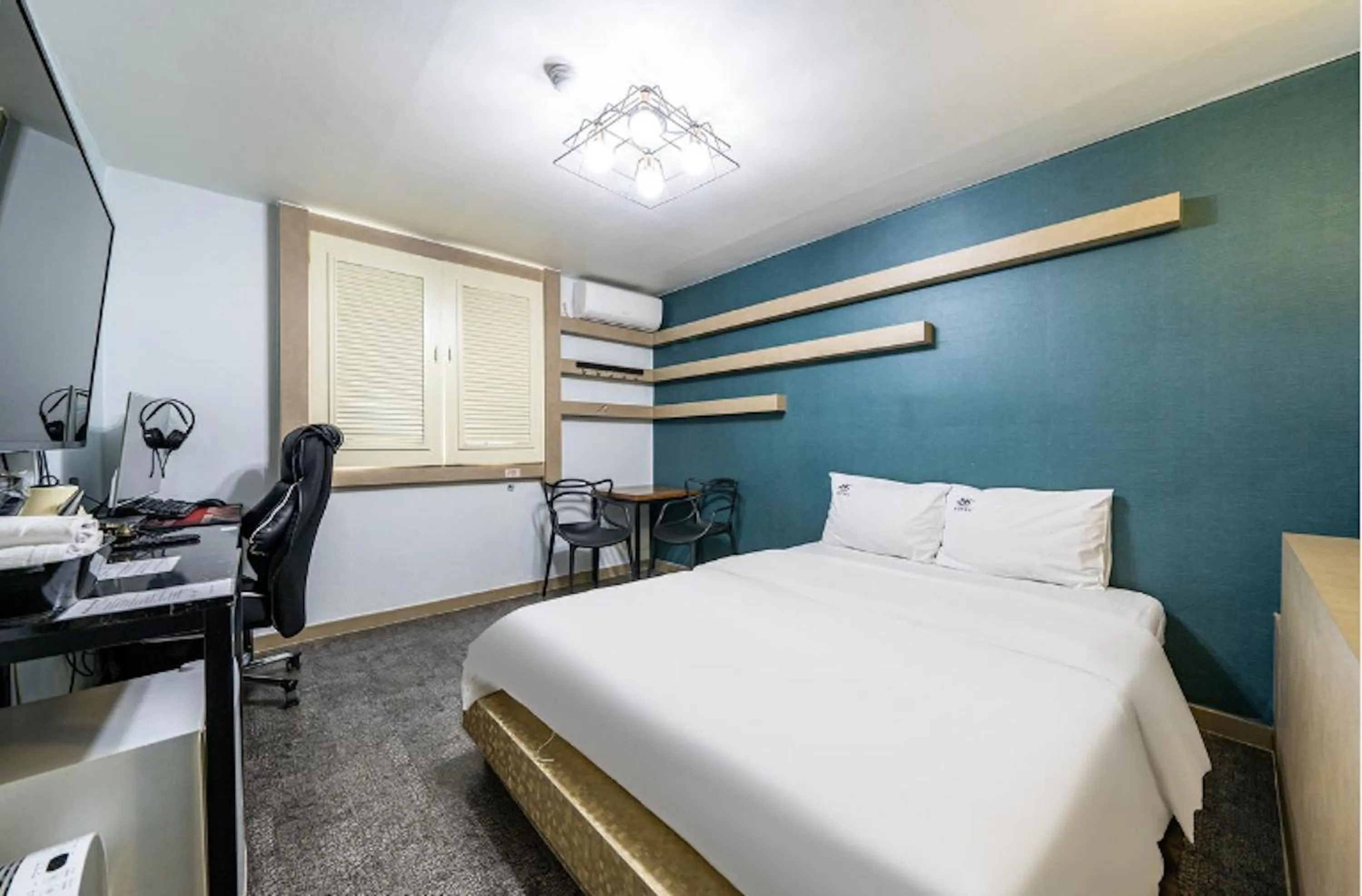 Bed in Daejeon Yongmun JNK Classic Hotel