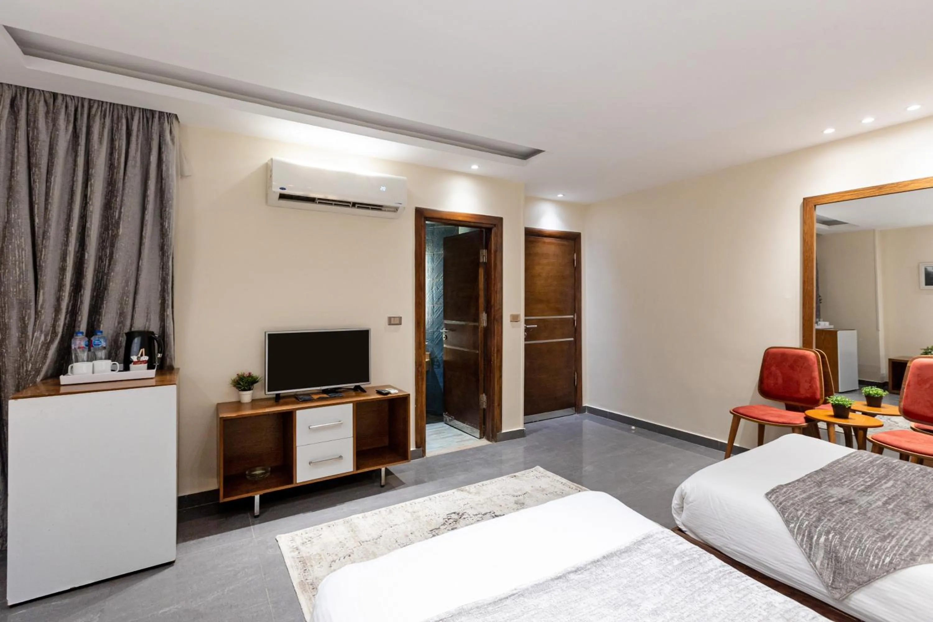 Photo of the whole room, Bed in Pyramids Yard Hotel