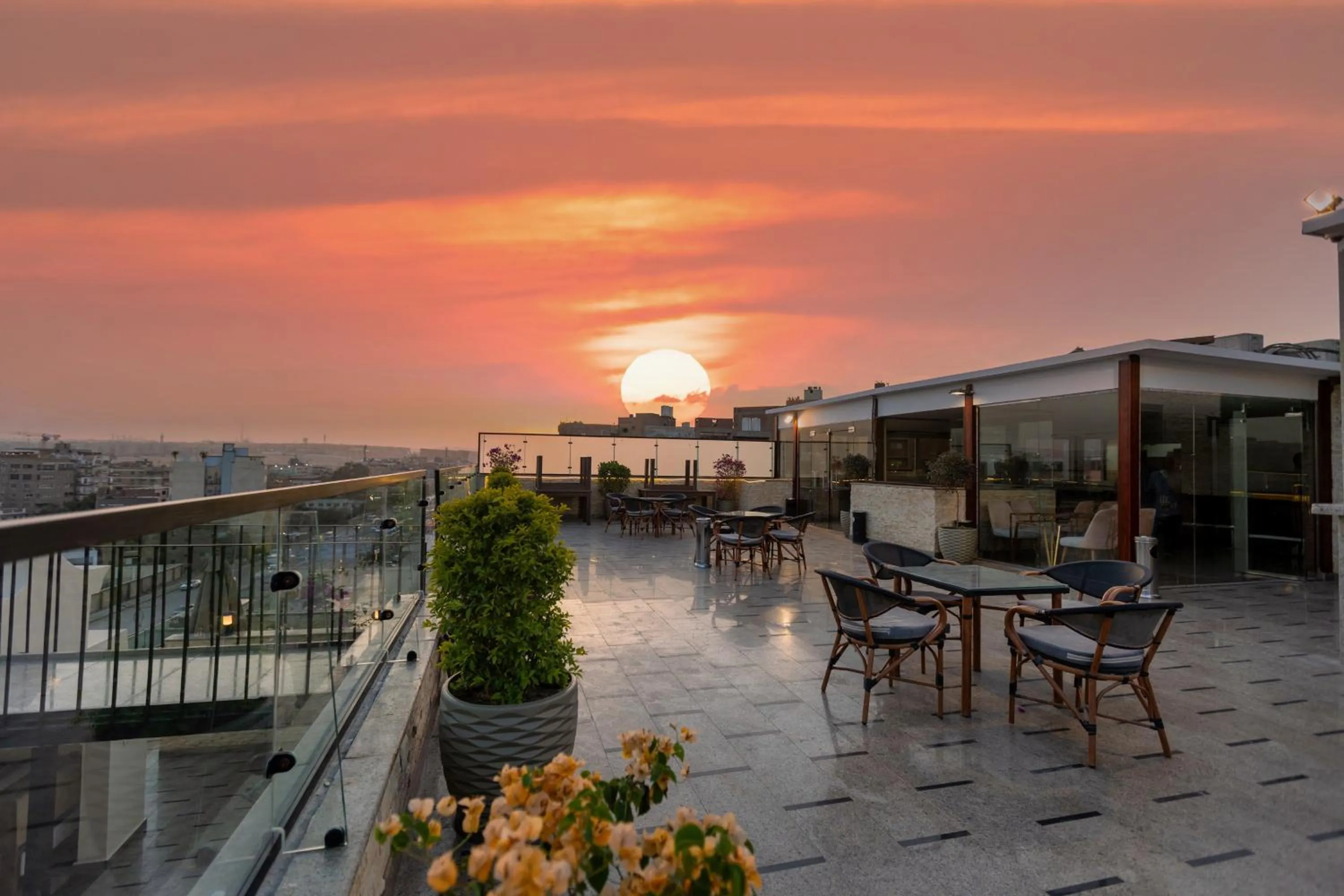 Restaurant/places to eat in Pyramids Yard Hotel