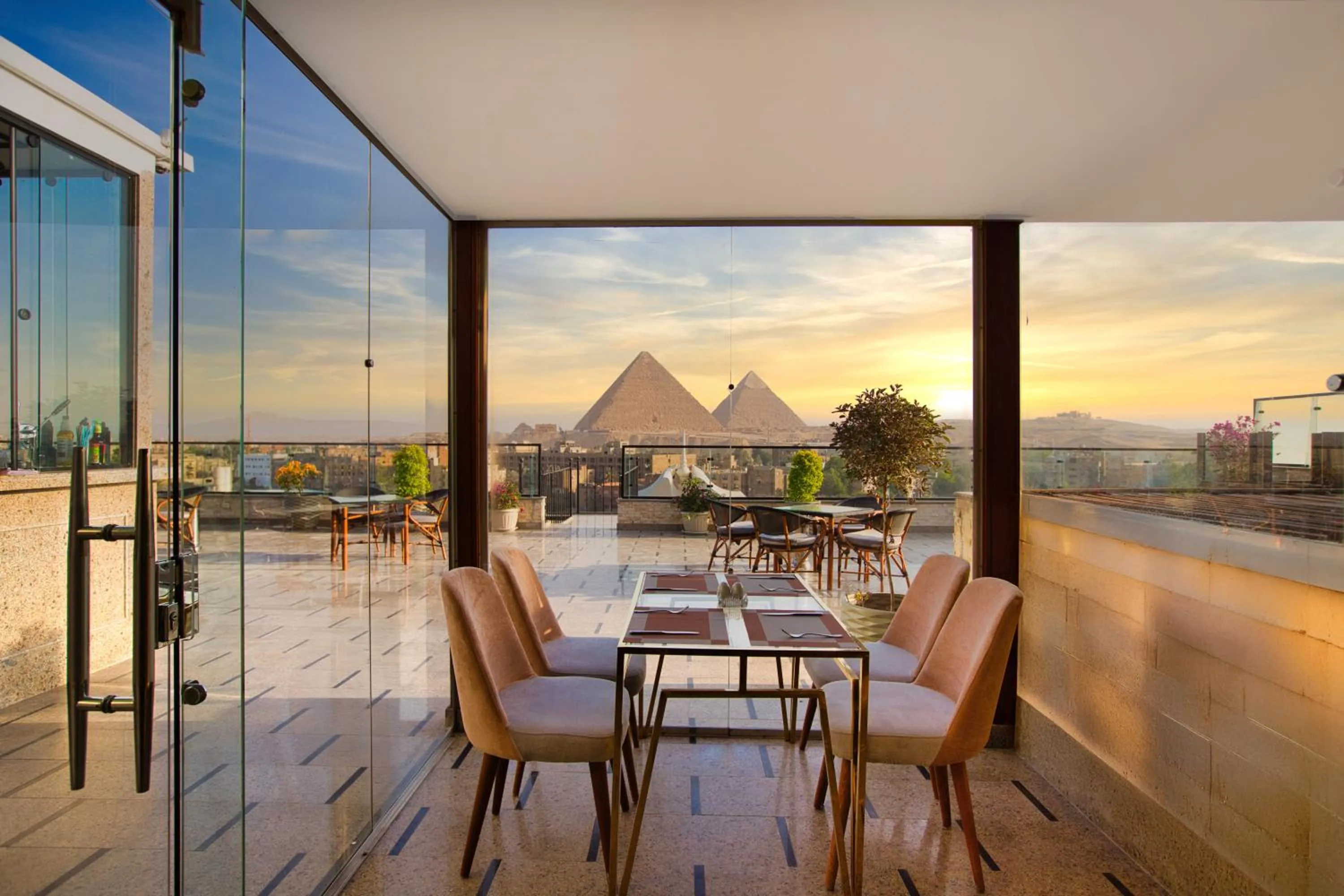 Restaurant/places to eat in Pyramids Yard Hotel