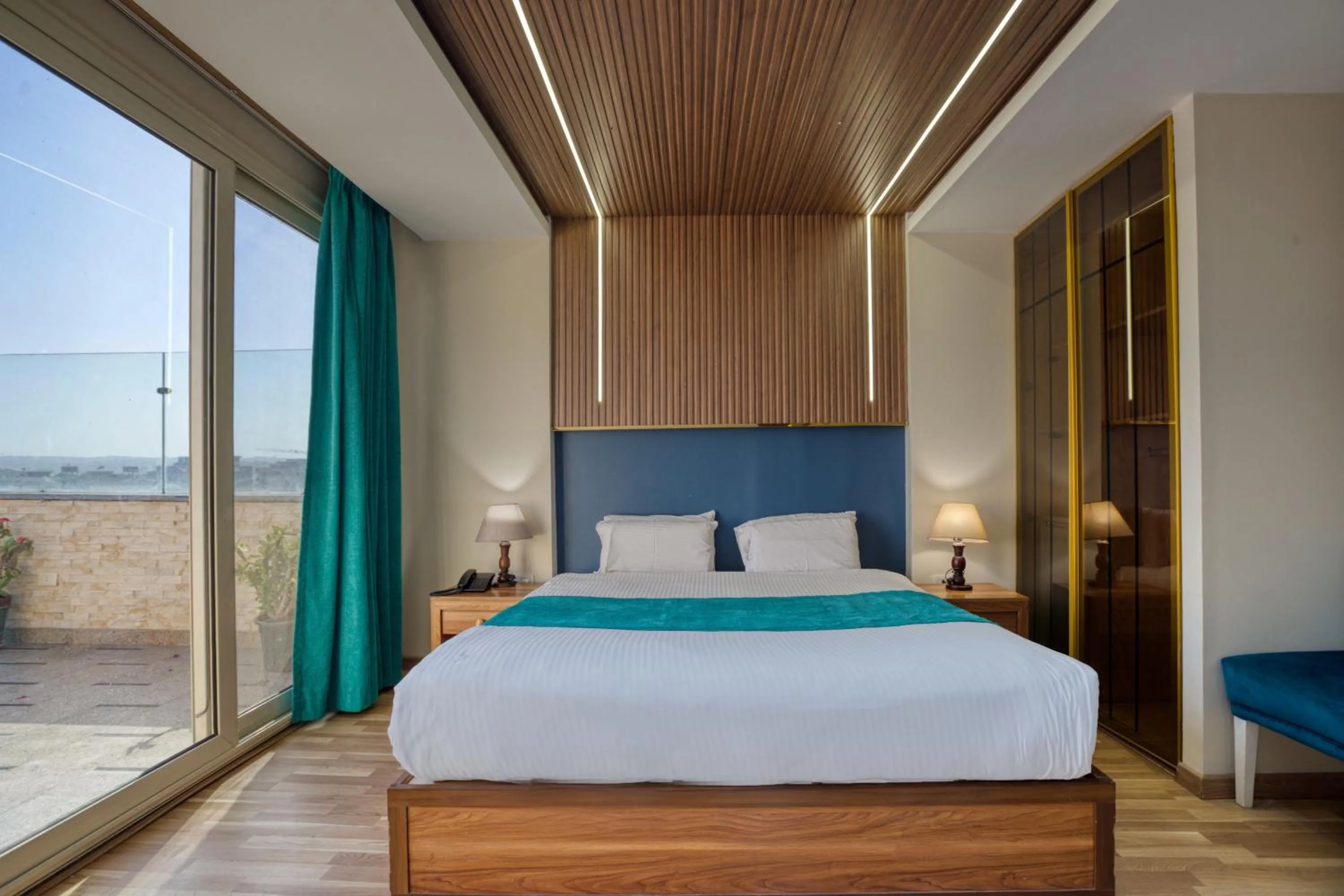 Balcony/Terrace, Bed in Pyramids Yard Hotel