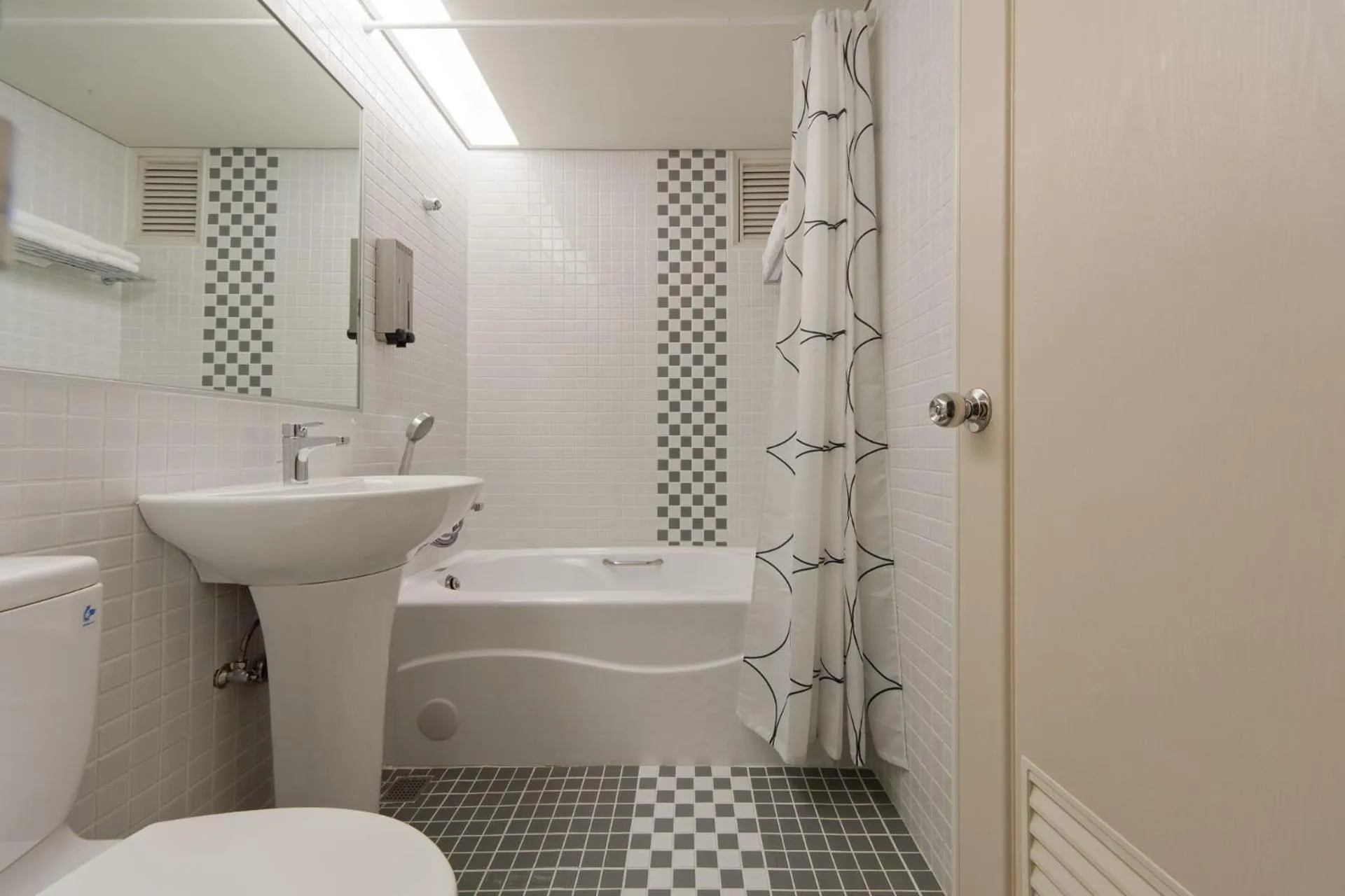 Bathroom in Harbor View Hotel