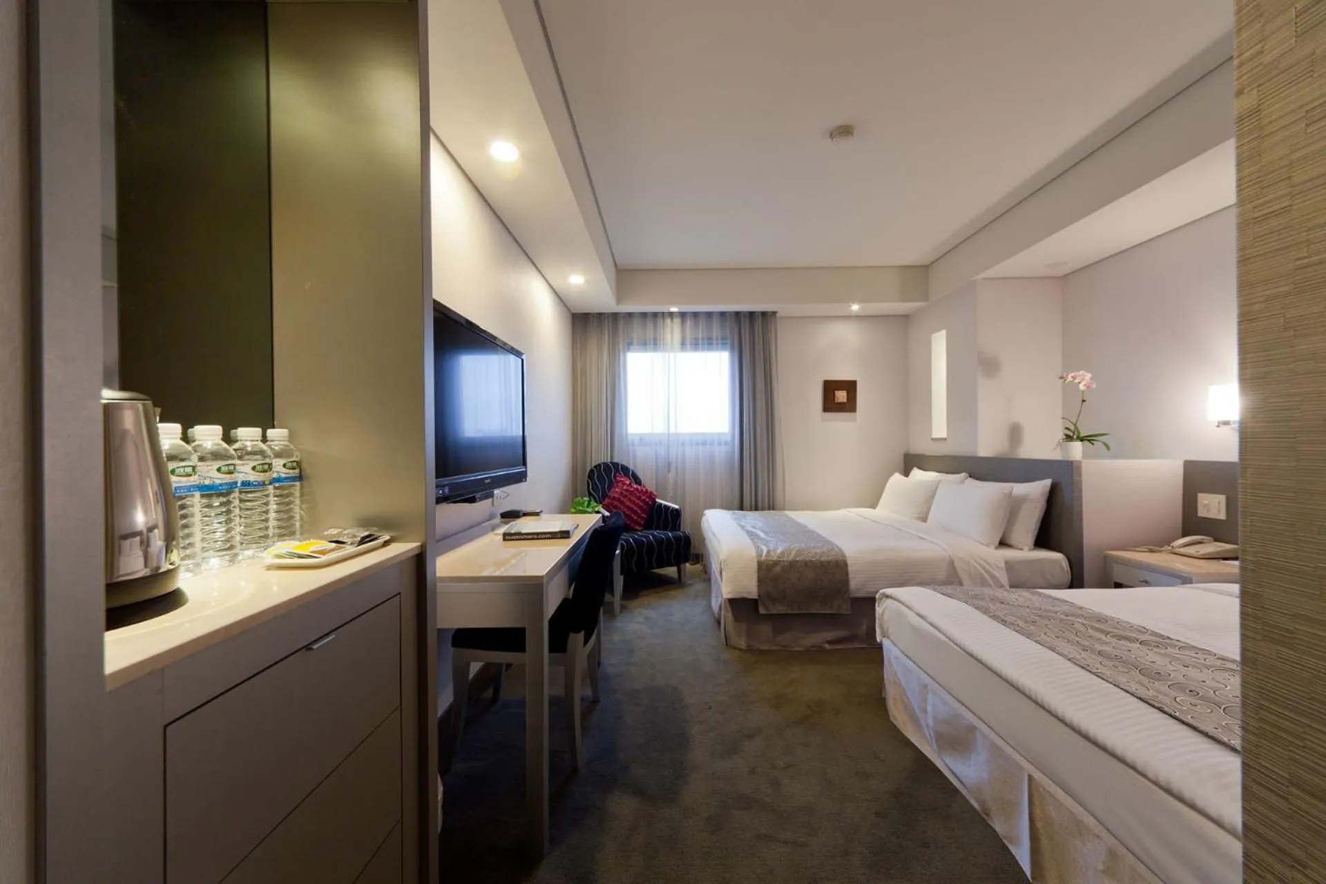 Photo of the whole room, Bed in Harbor View Hotel