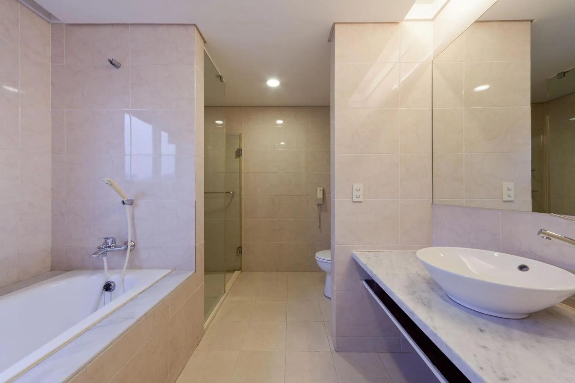 Bathroom in Harbor View Hotel