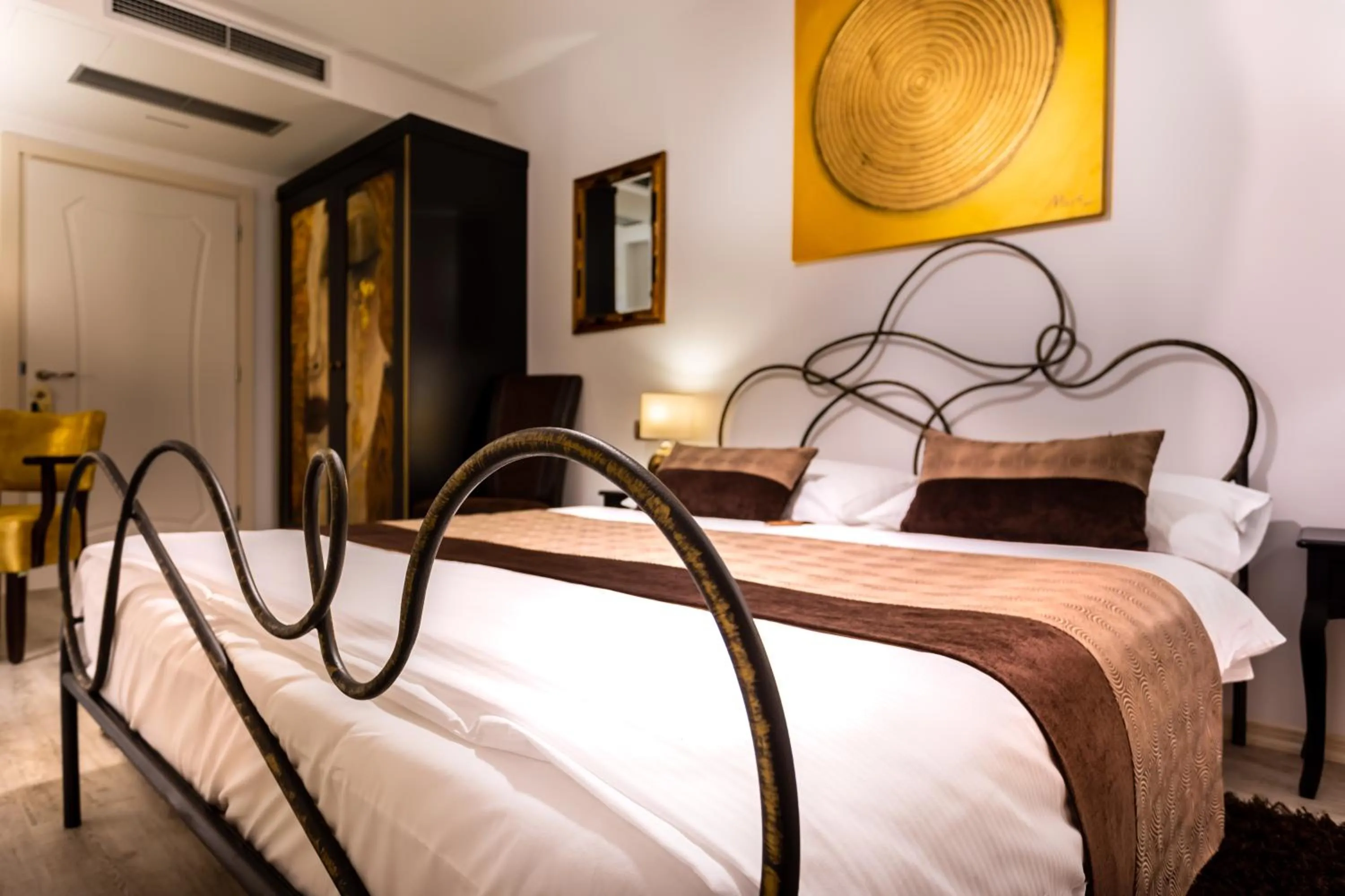 Bed in Hotel Heritage Forza