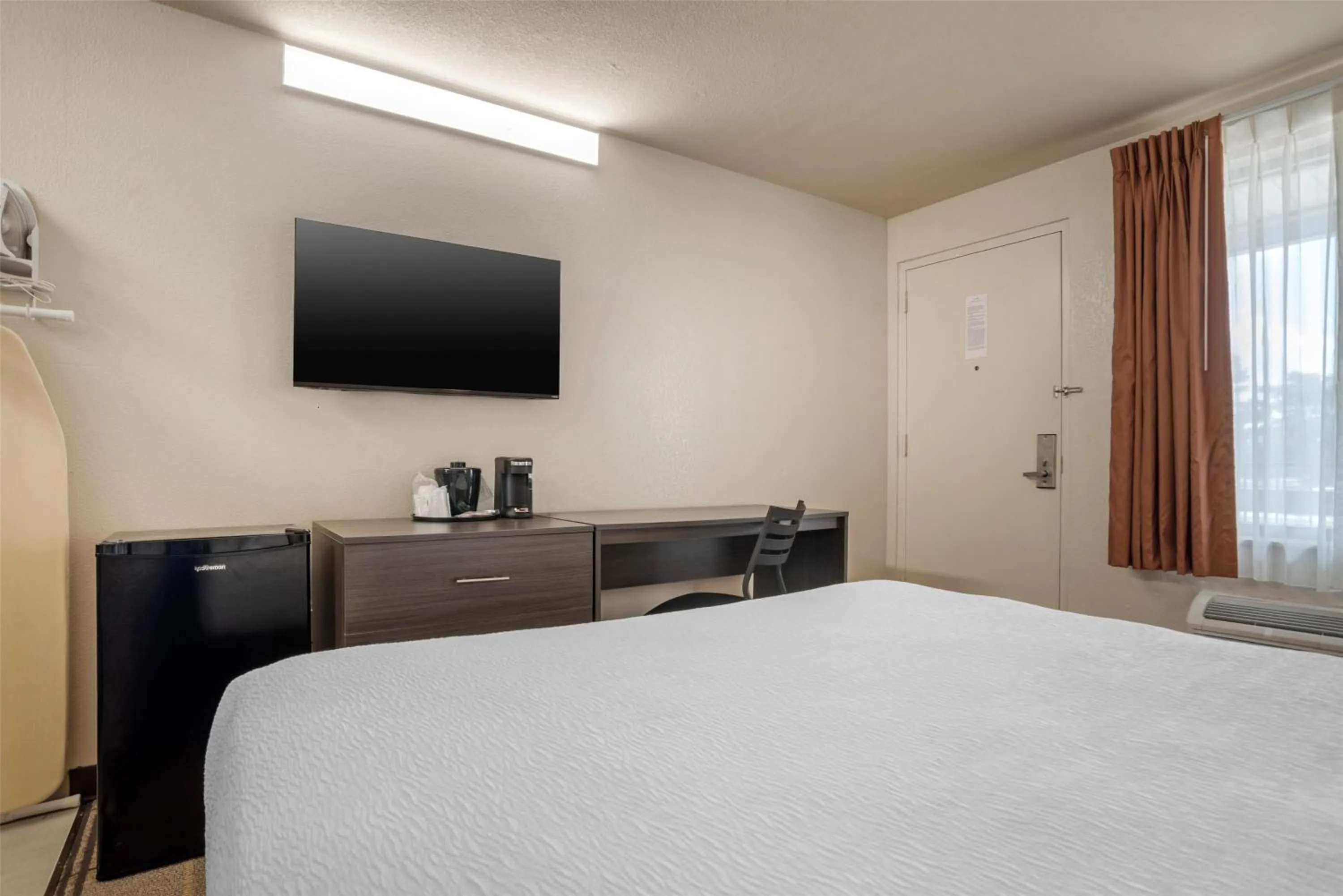 Bedroom, Bed in SureStay by Best Western Gonzales