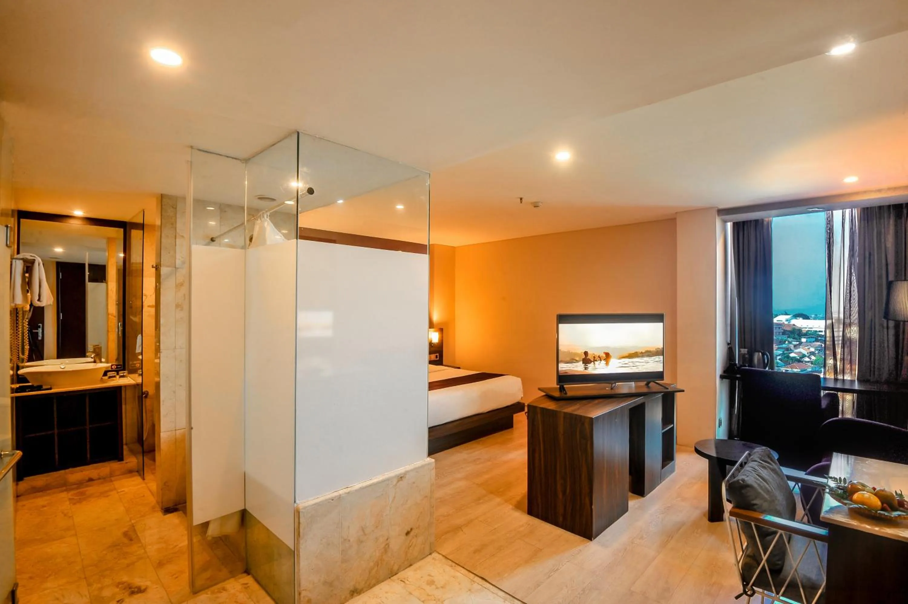 TV and multimedia, Bed in Grand Edge Hotel Semarang