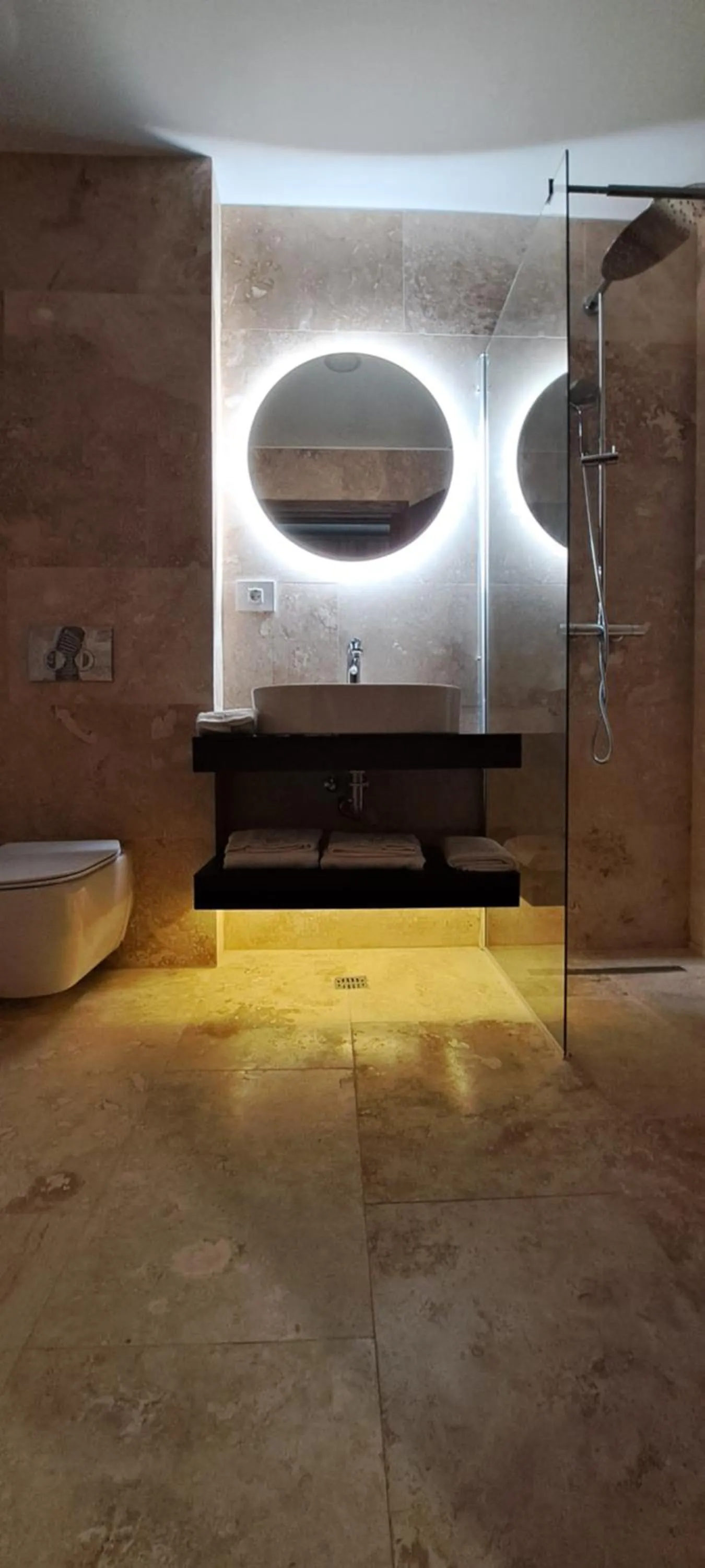 Toilet in Embassy Romana