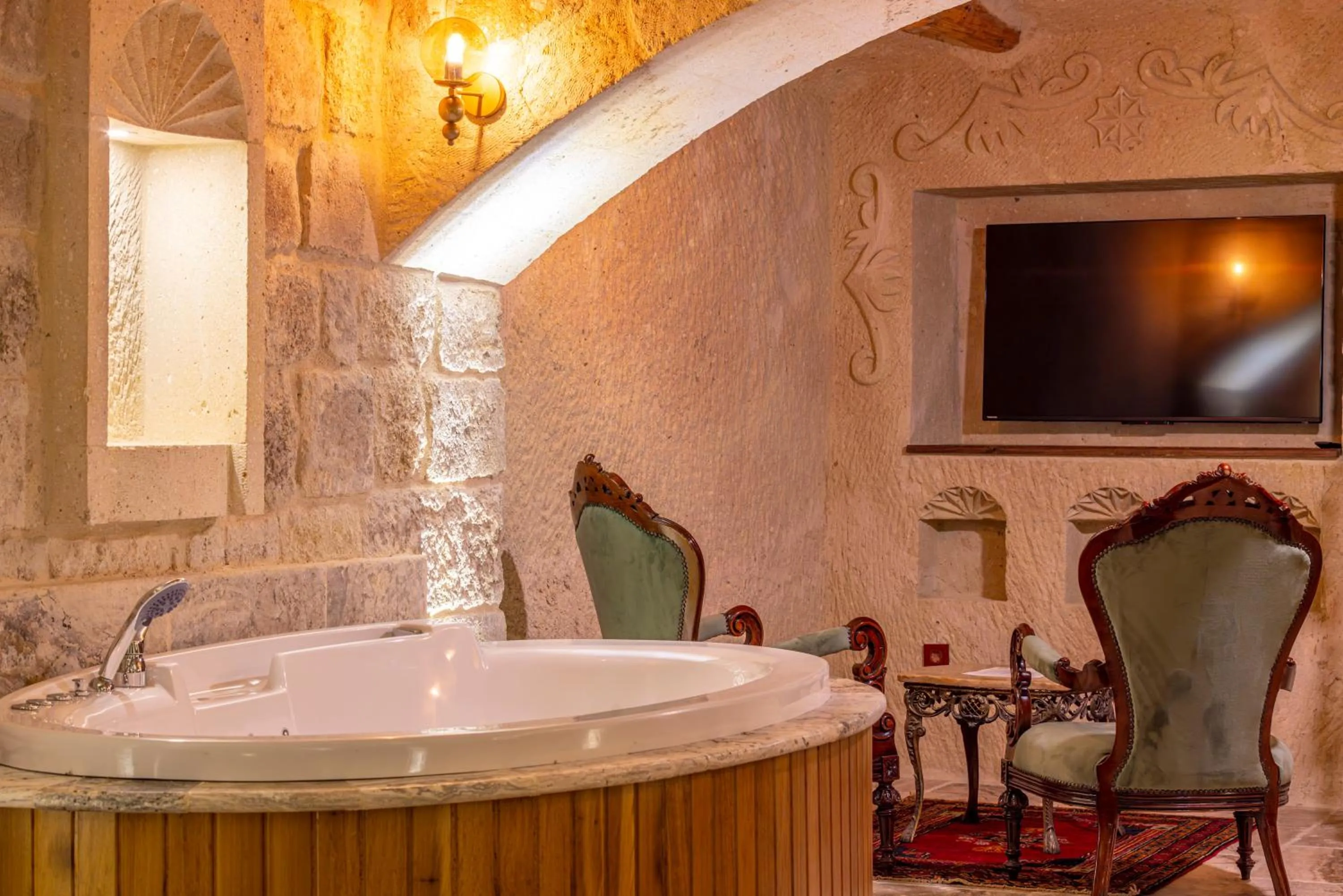 Hot Tub in Lagoon Cave Suites