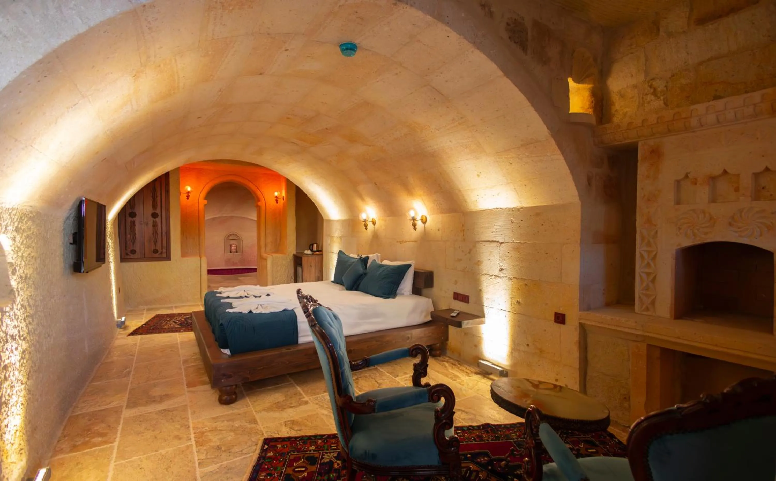Seating area, Bed in Lagoon Cave Suites