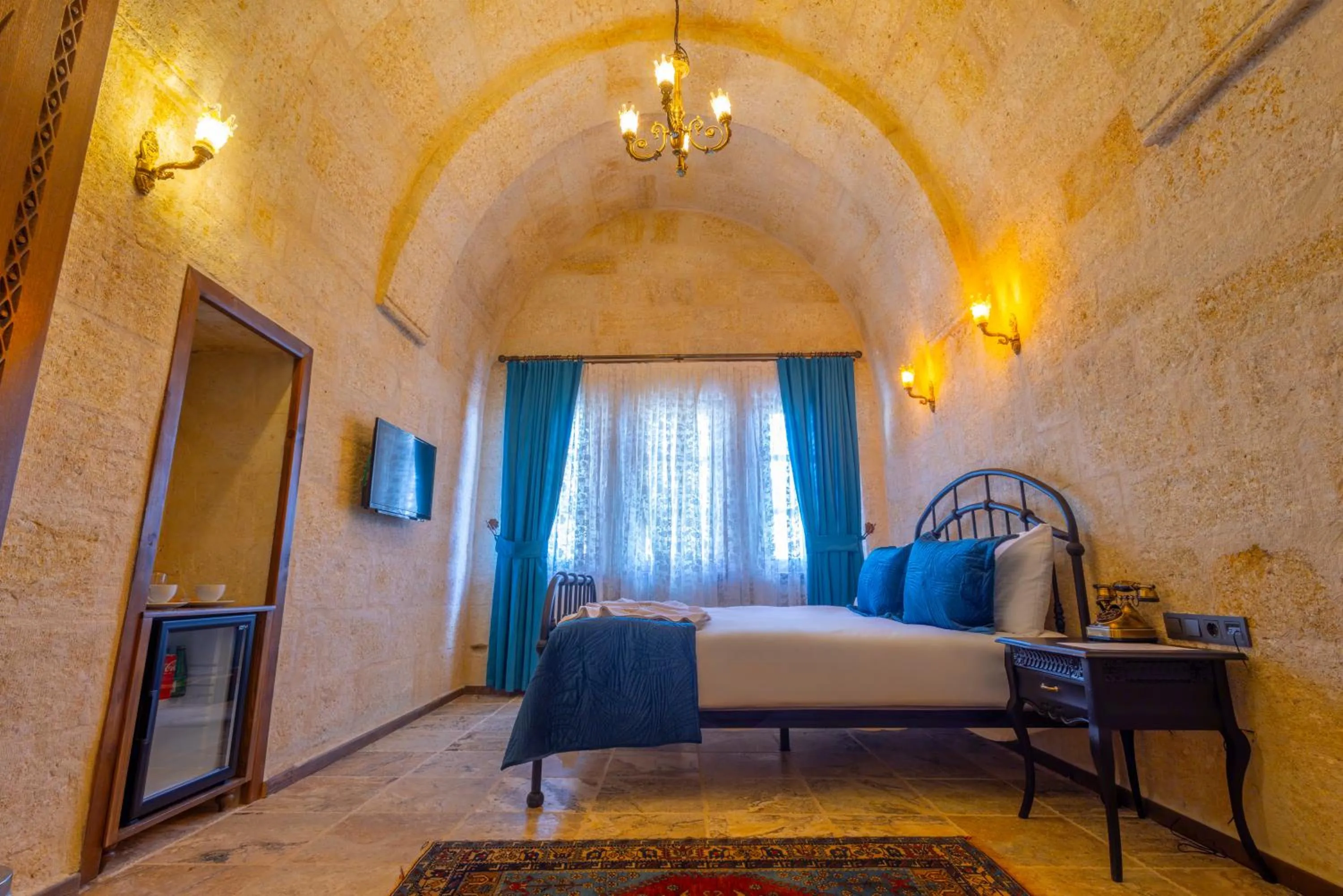 Photo of the whole room, Bed in Lagoon Cave Suites