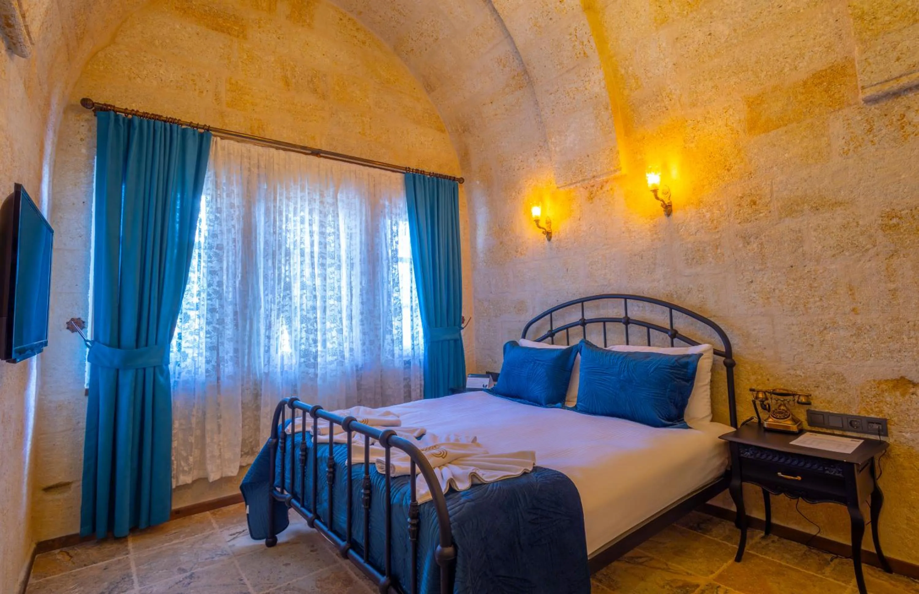 Photo of the whole room, Bed in Lagoon Cave Suites