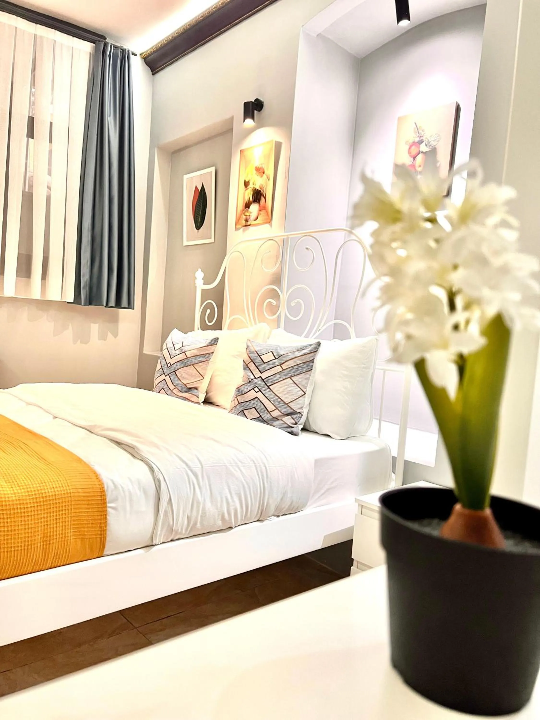 Bed in White Inn Taksim