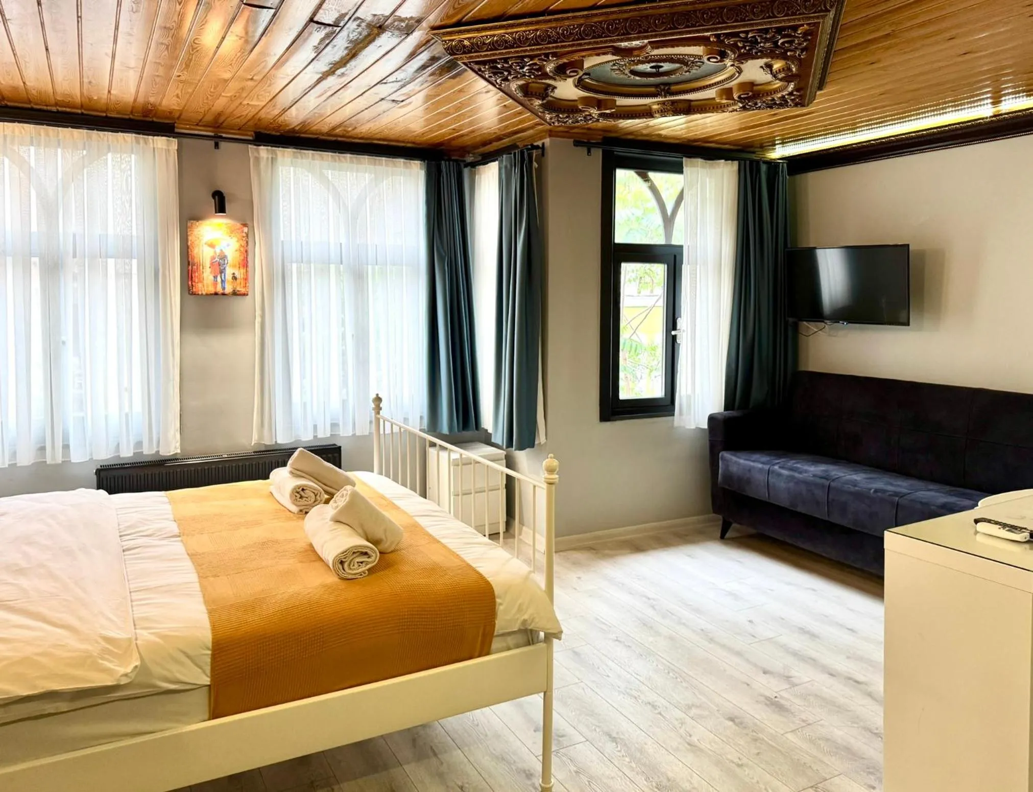 Photo of the whole room, Bed in White Inn Taksim