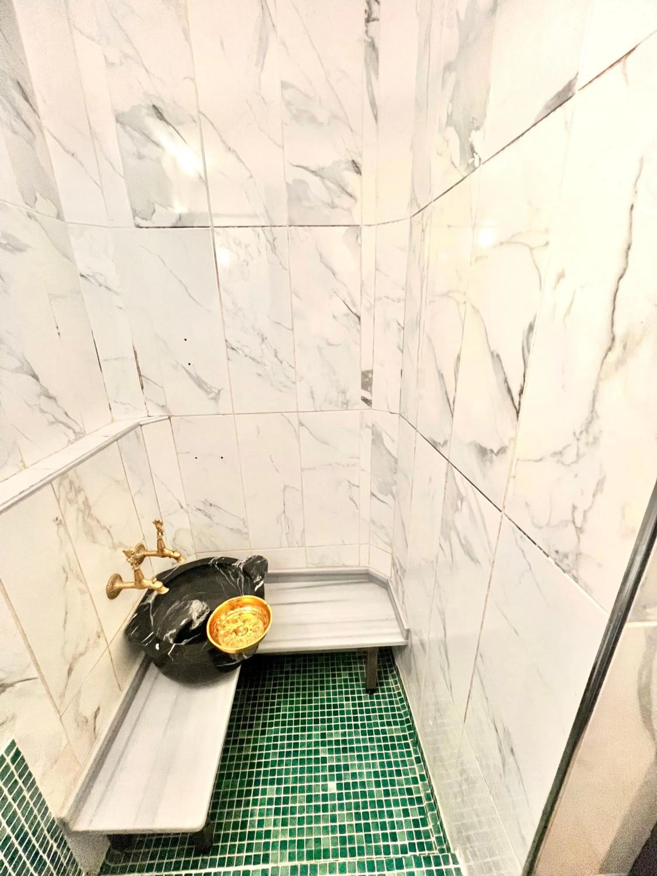 Shower in White Inn Taksim