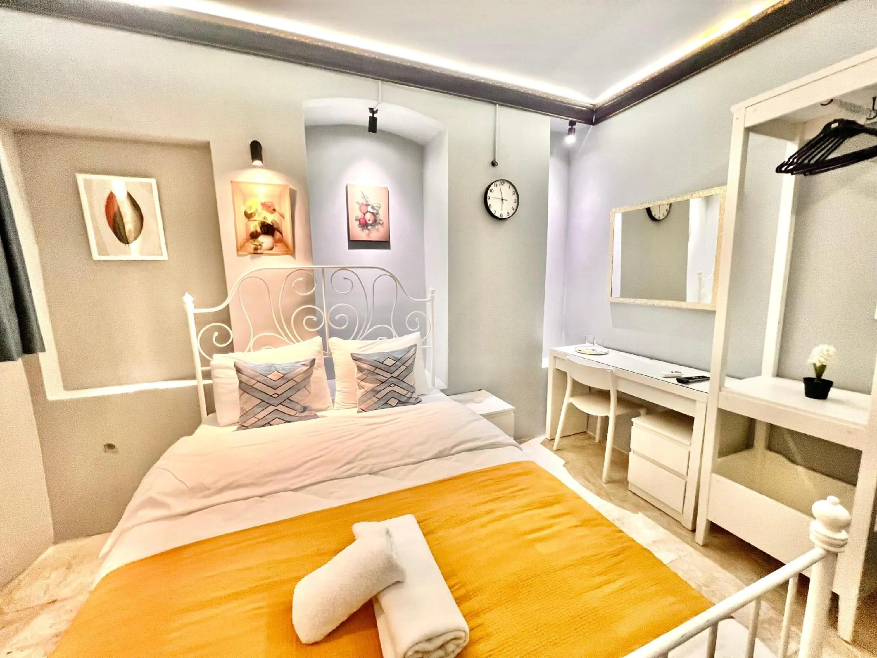 Bed in White Inn Taksim
