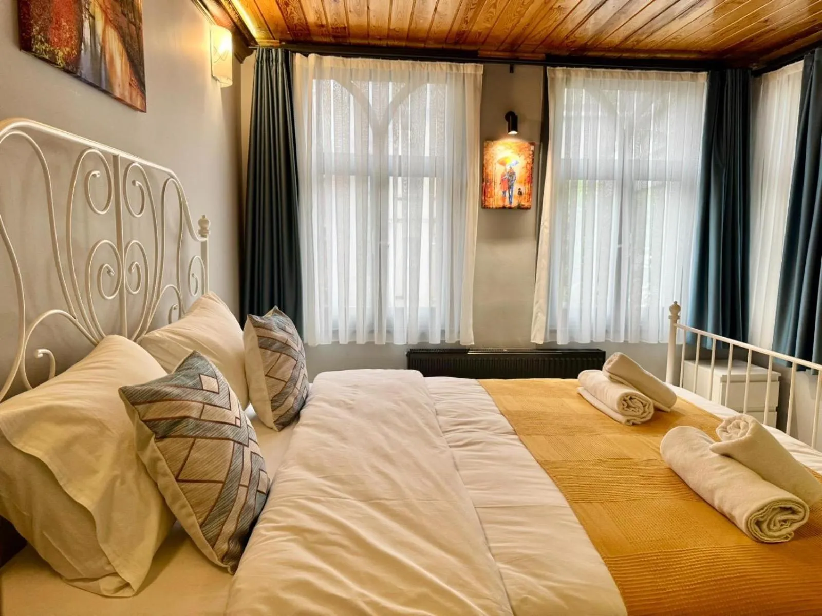 Bed in White Inn Taksim