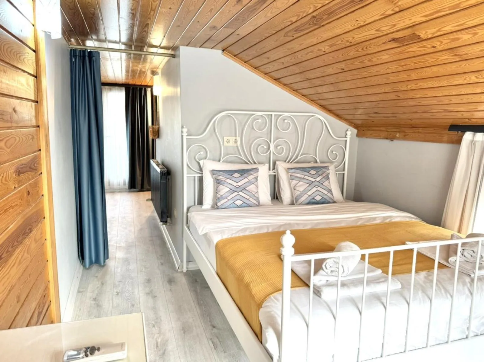 Bed in White Inn Taksim